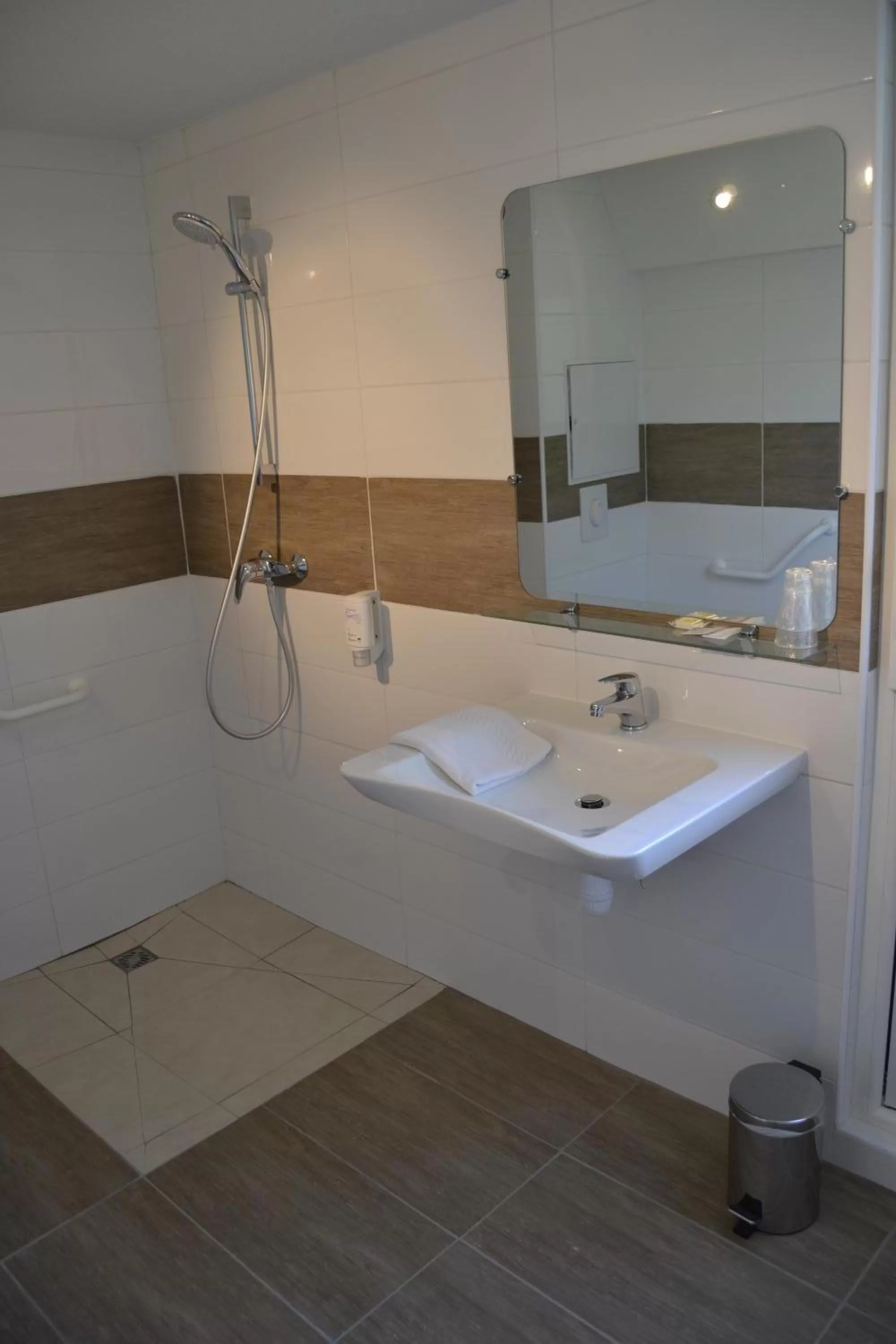 Bathroom in Hotel du Parc Euromédecine by AKENA