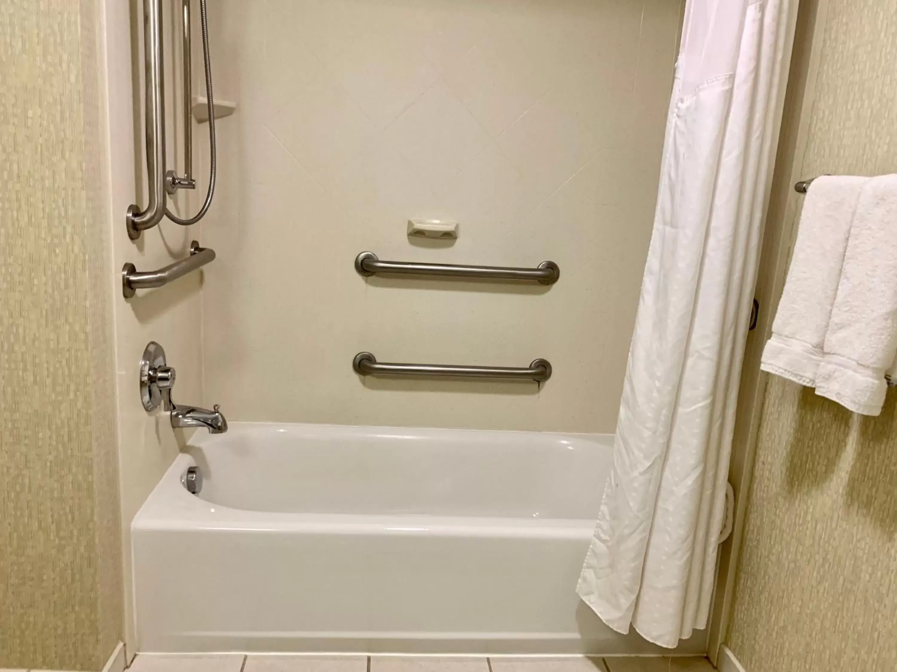 2 Queen Ocean View with accessible bathtub in Holiday Inn & Suites Virginia Beach - North Beach by IHG 2 Queen Ocean View with accessible bathtub in Holiday Inn & Suites Virginia Beach - North Beach by IHG