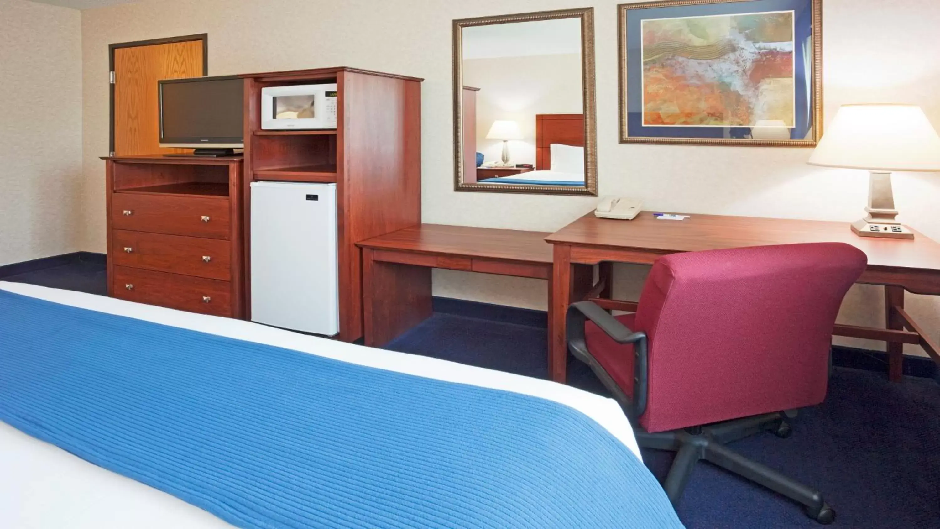 King Room - Hearing Accessible - Non-Smoking in Holiday Inn Express Deforest, an IHG Hotel King Room - Hearing Accessible - Non-Smoking in Holiday Inn Express Deforest, an IHG Hotel