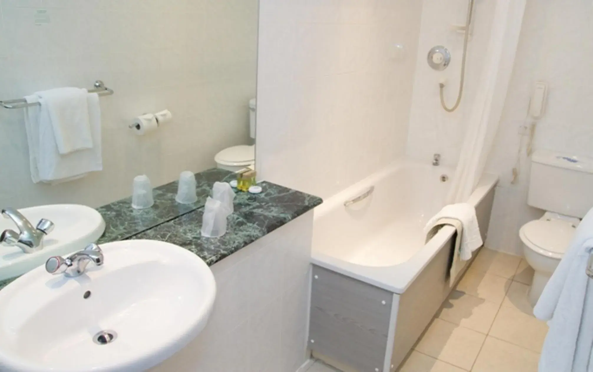 Classic Twin Room in The Royal Hotel Classic Twin Room in The Royal Hotel