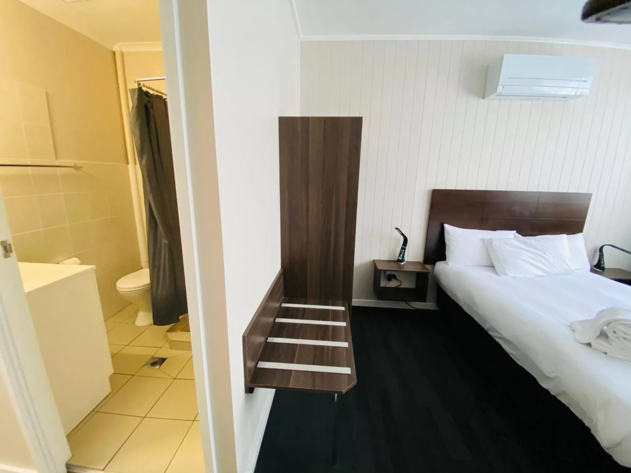 Bathroom, Bed in Nowra Motor Inn