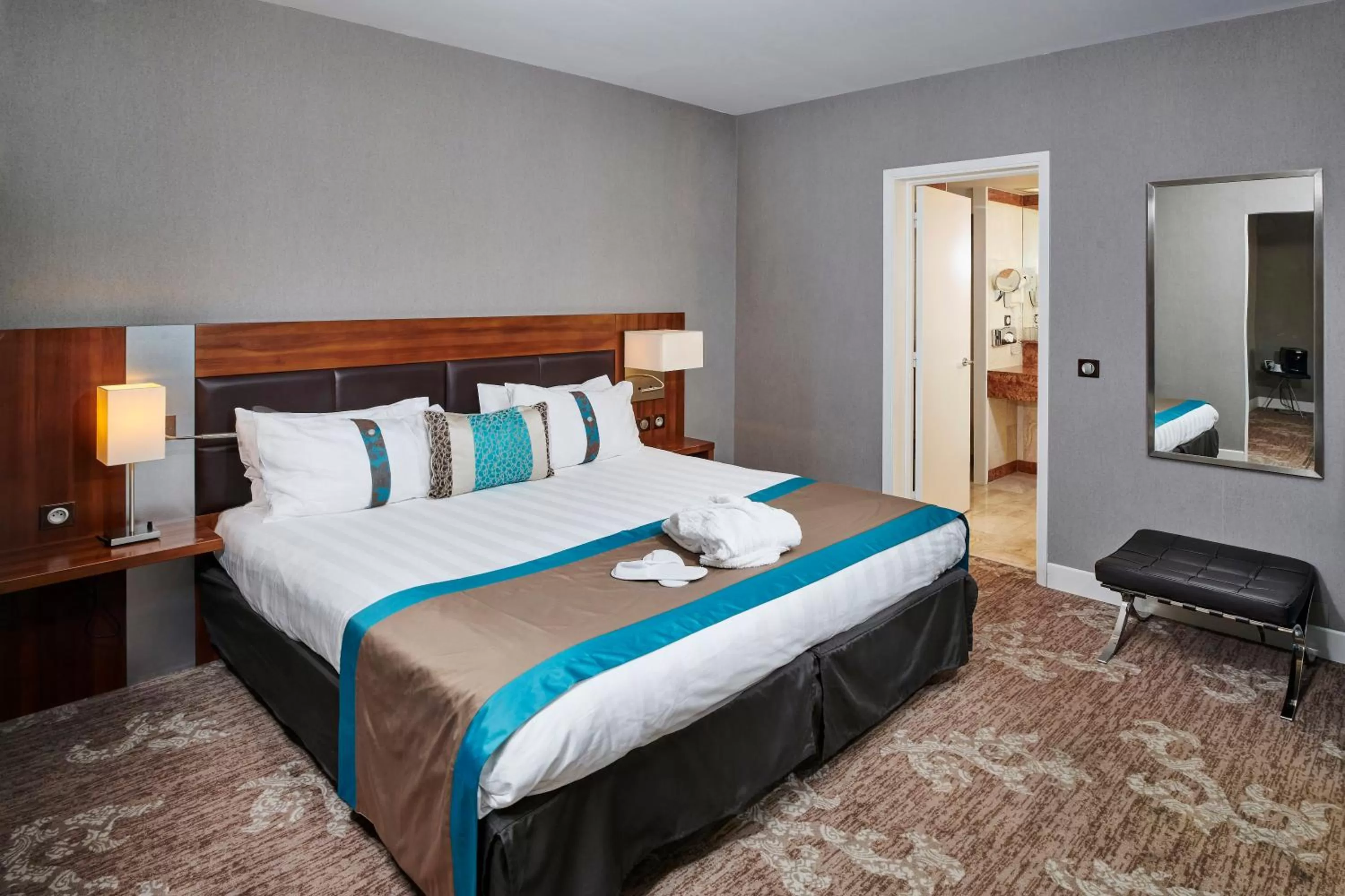 Photo of the whole room, Bed in Holiday Inn Nice by IHG