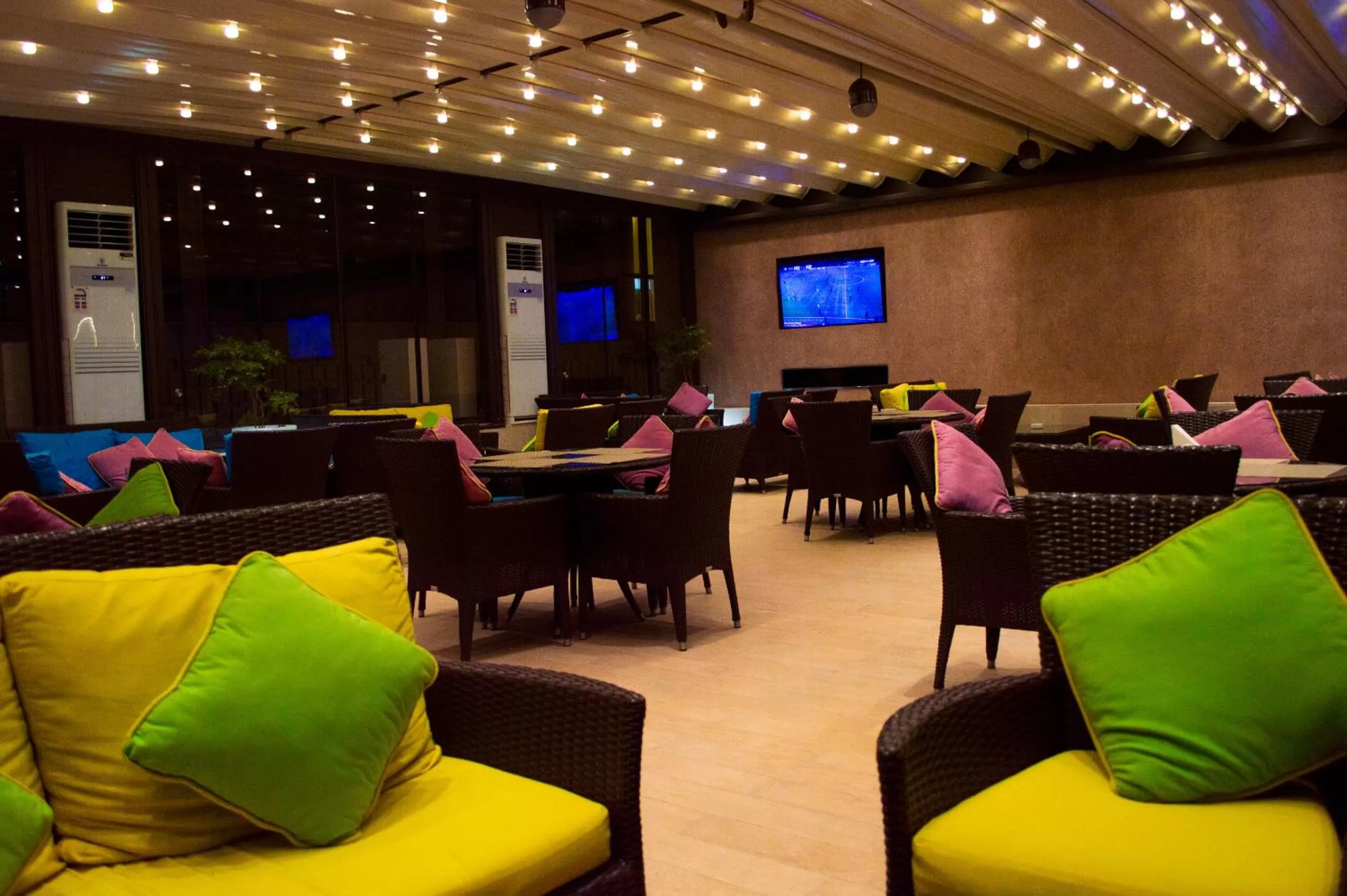 Lounge or bar in Crowne Plaza Jeddah by IHG