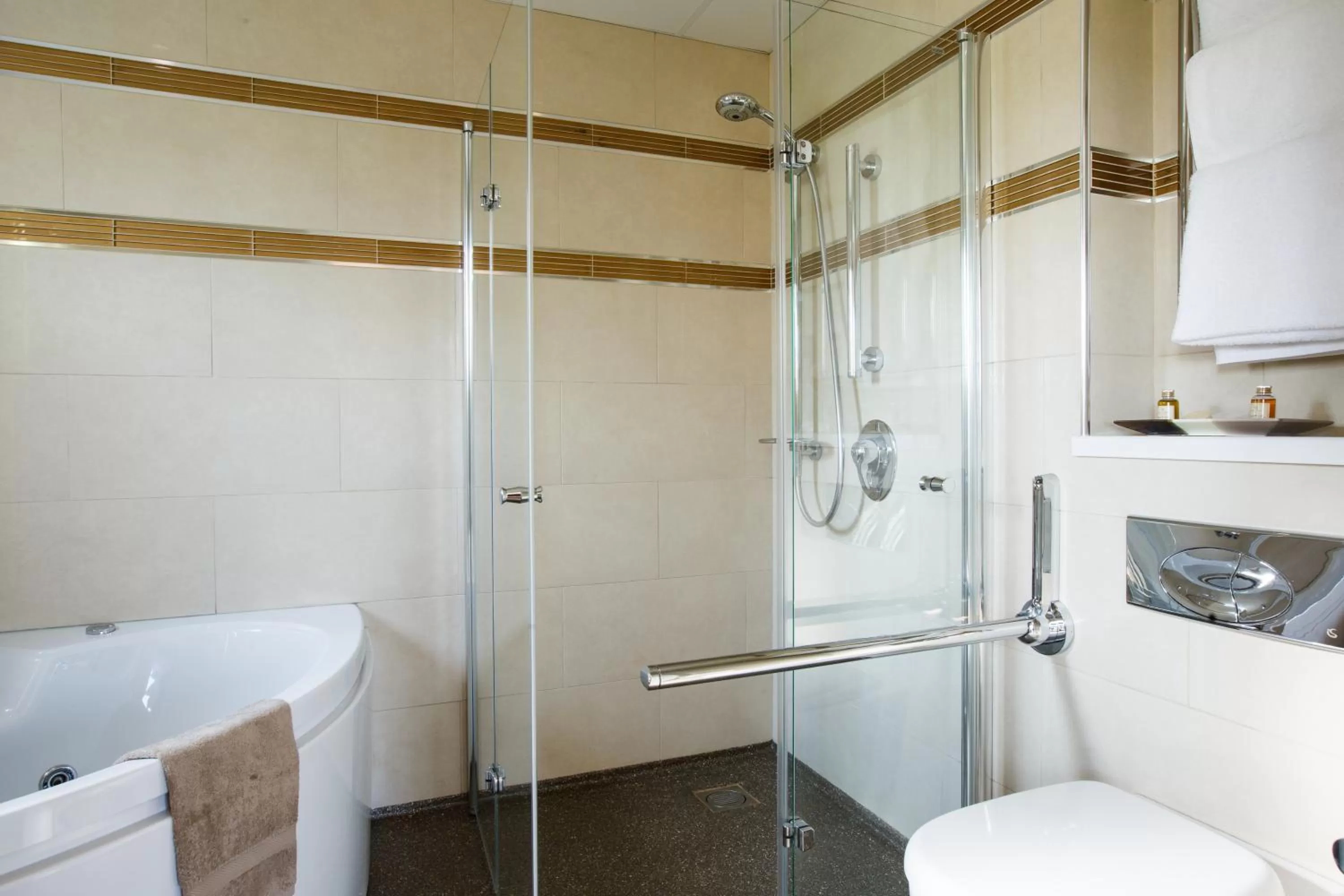 Shower in The Plough Inn