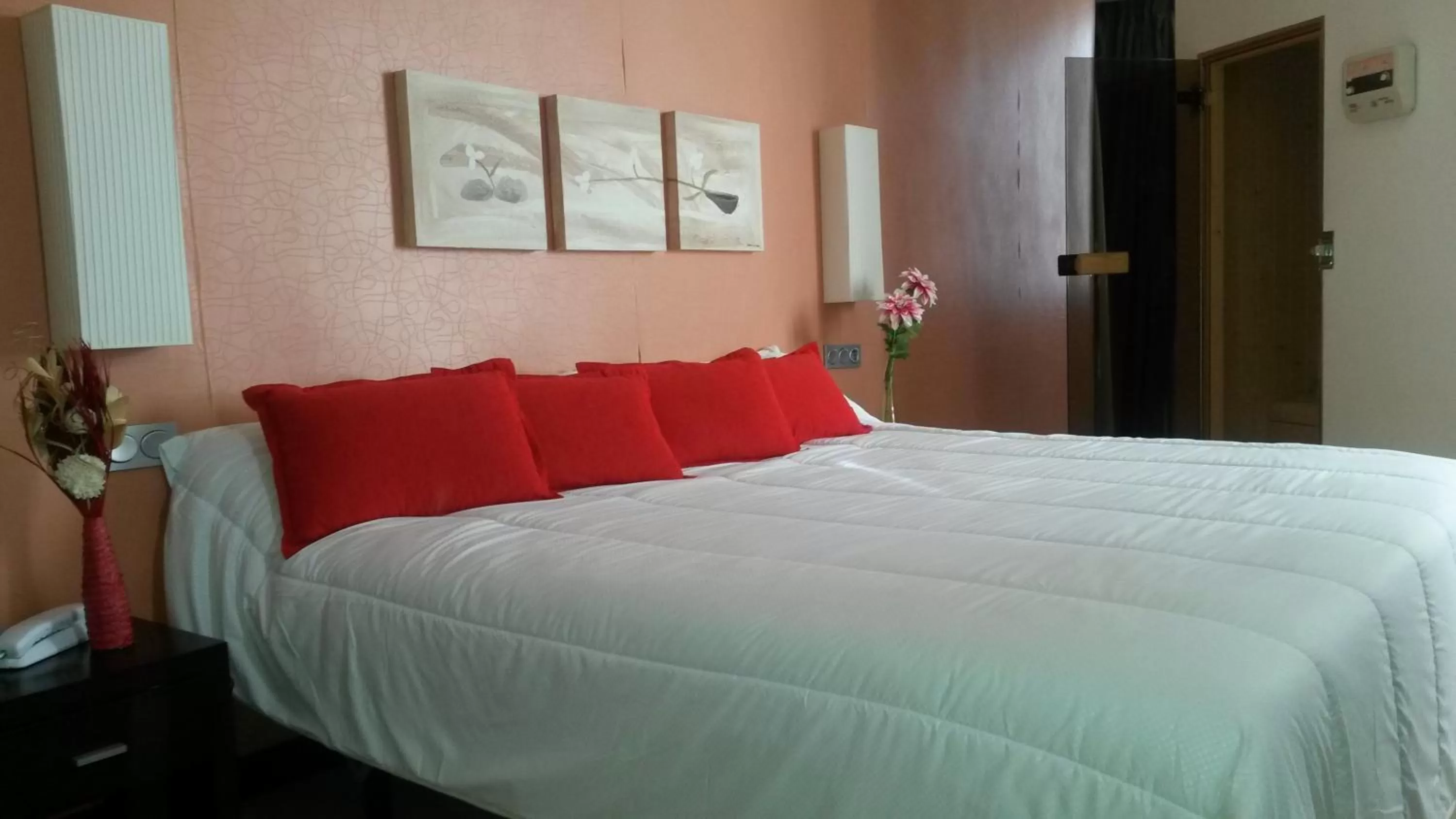 Sauna, Bed in Hotel Puerta de Ocaña