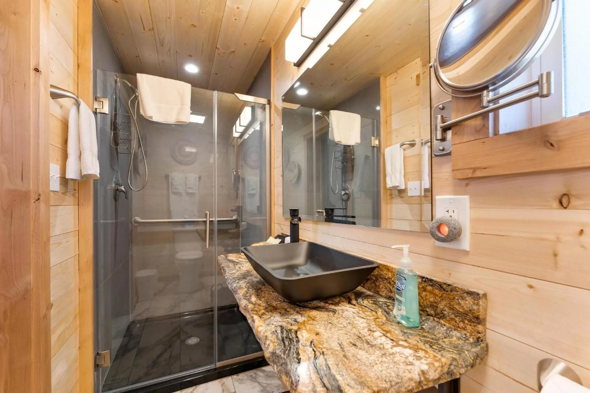 Bathroom in Stone Lizard Lodge