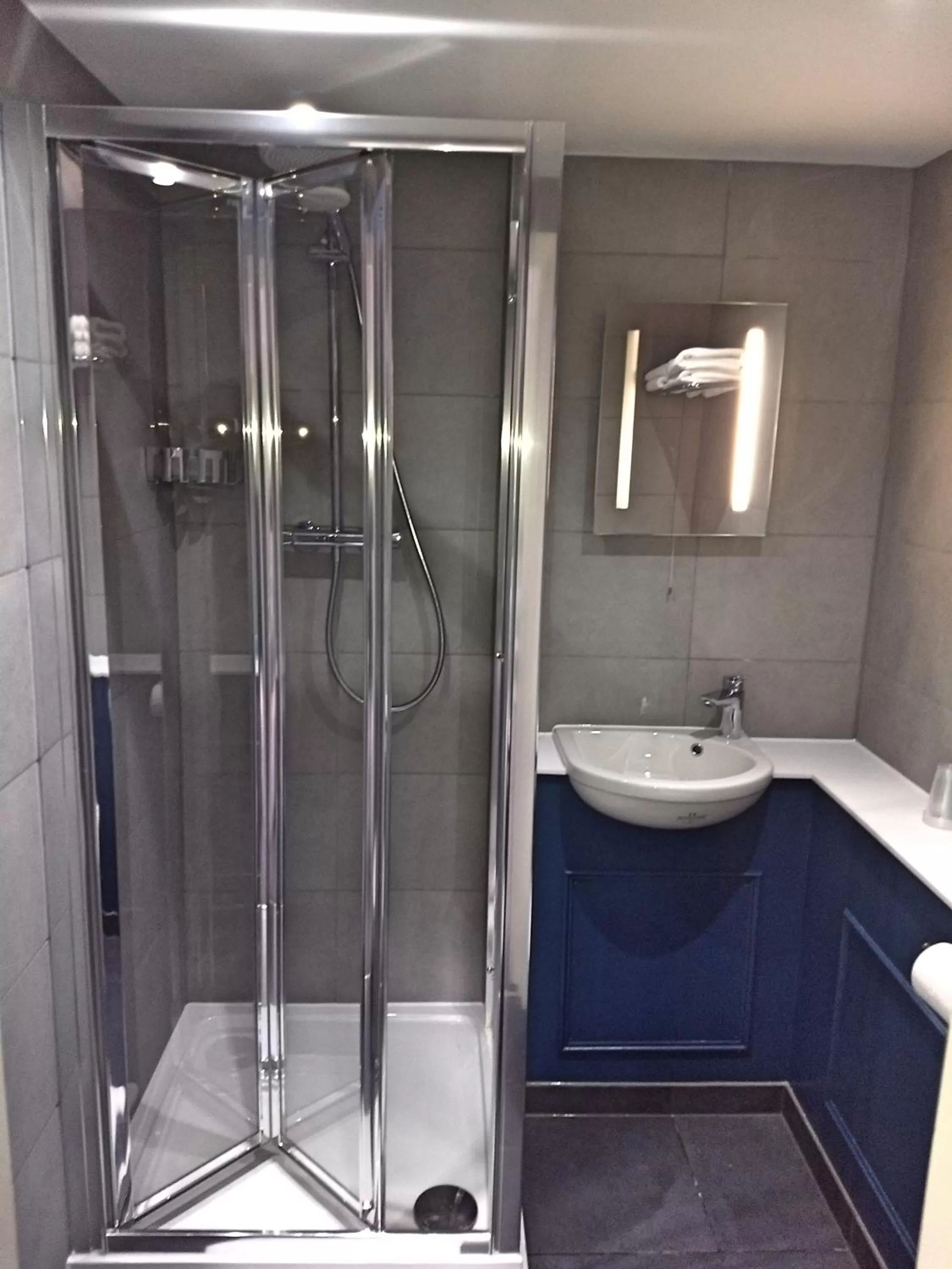 Bathroom in Garden Court Hotel