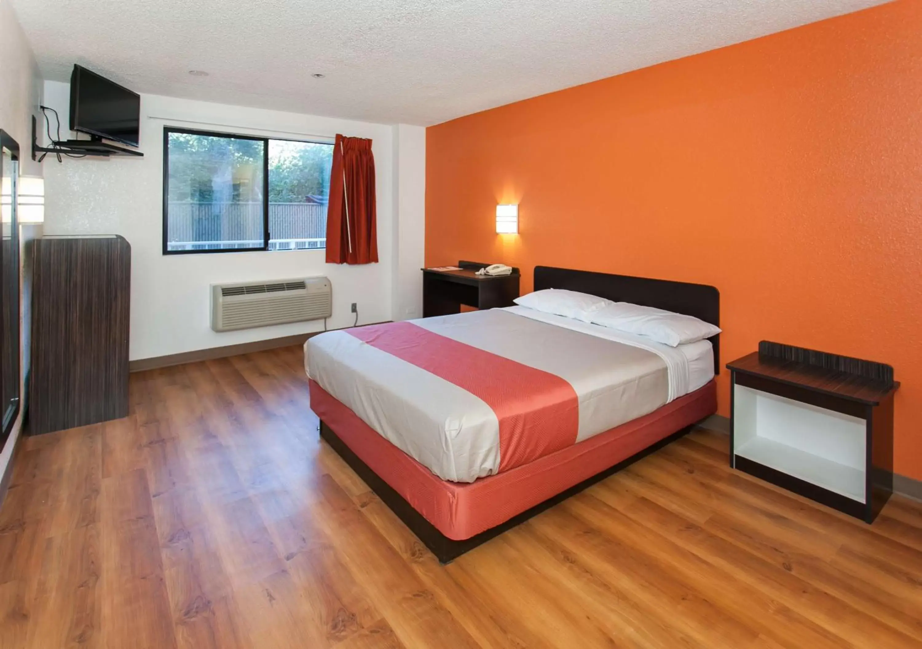 King Room with Roll-In Shower - Disability Access in Motel 6-Los Angeles, CA - Los Angeles - LAX King Room with Roll-In Shower - Disability Access in Motel 6-Los Angeles, CA - Los Angeles - LAX