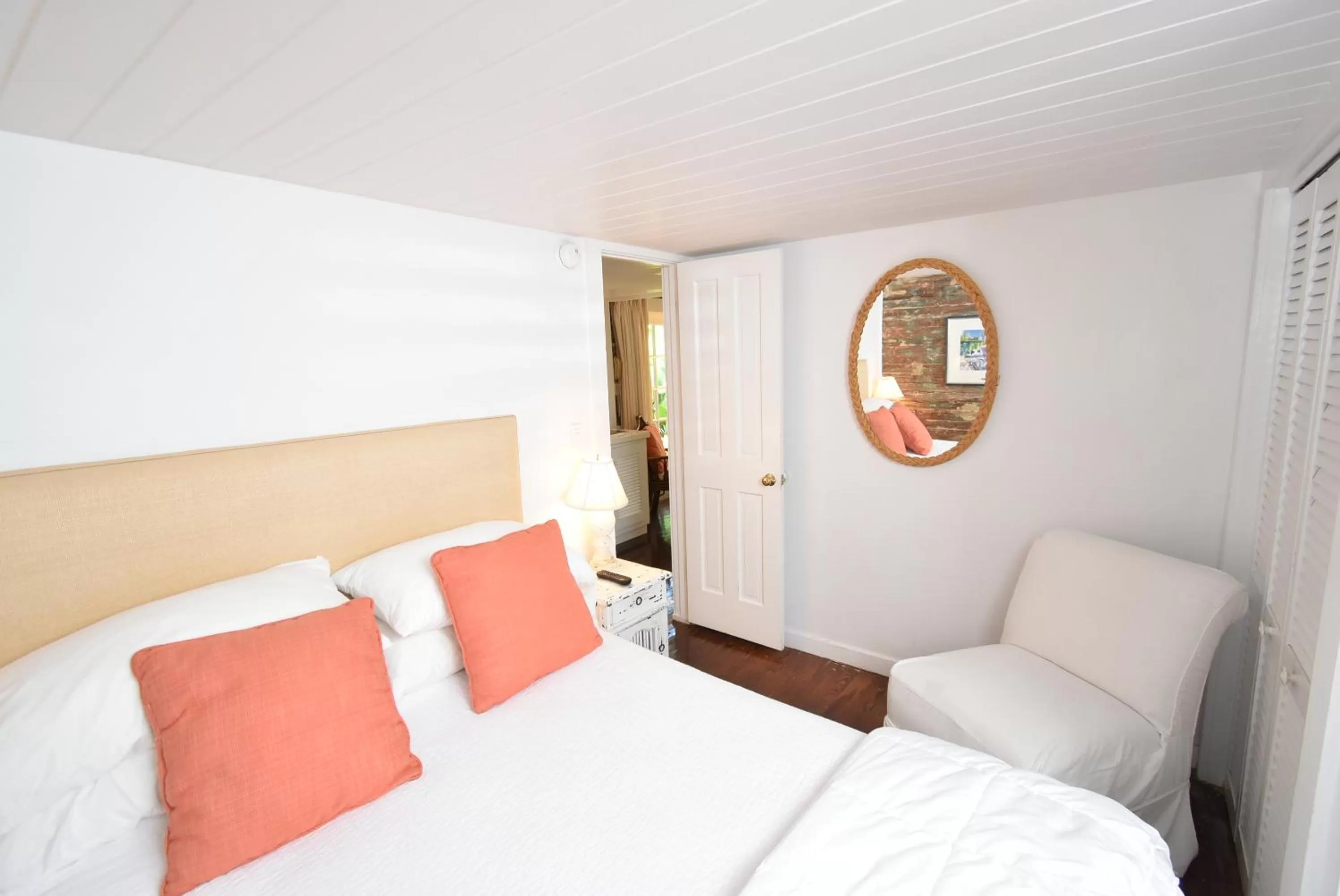 Bed in Simonton Court Historic Inn & Cottages