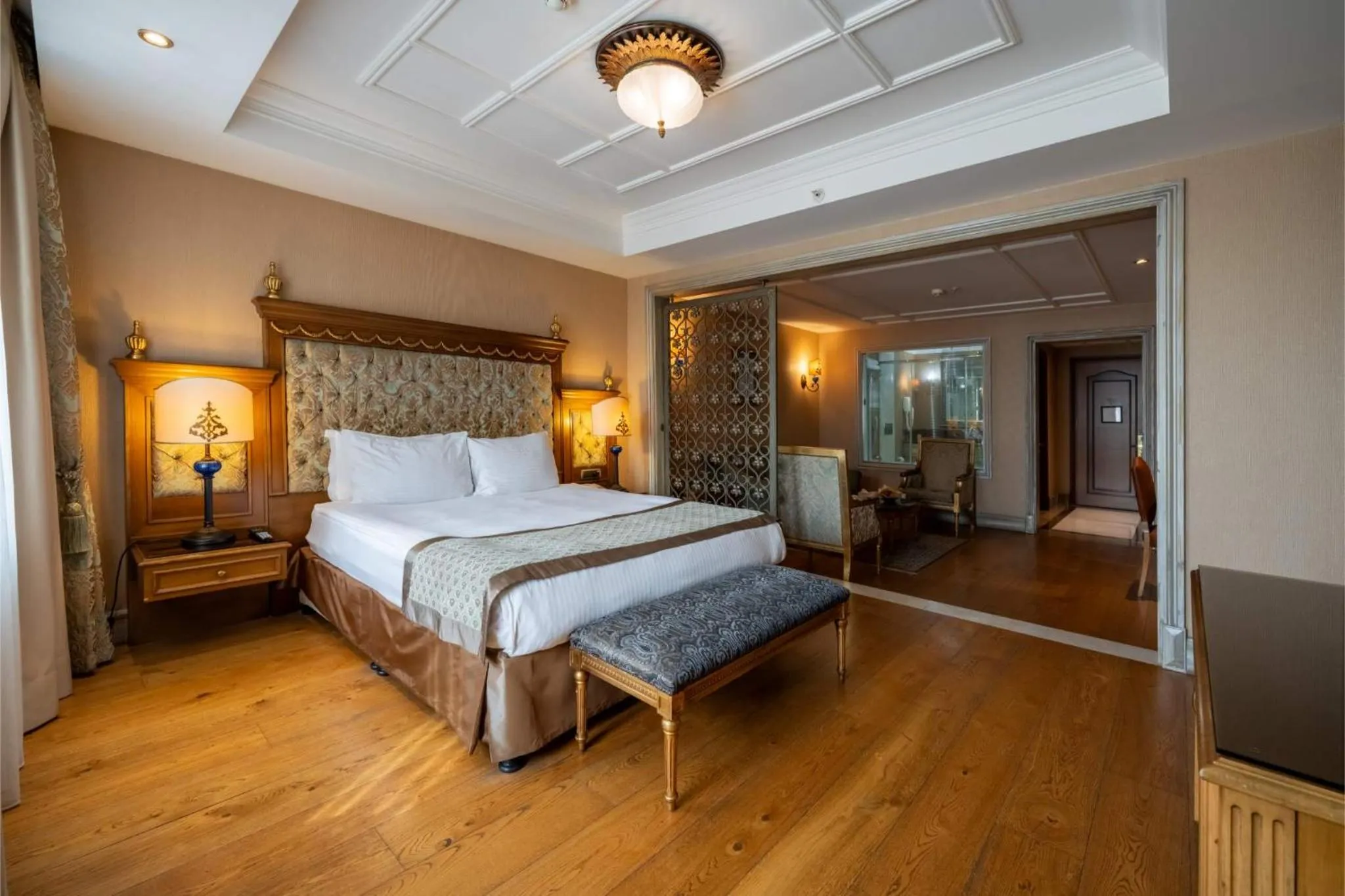 Photo of the whole room, Bed in The Central Palace Taksim