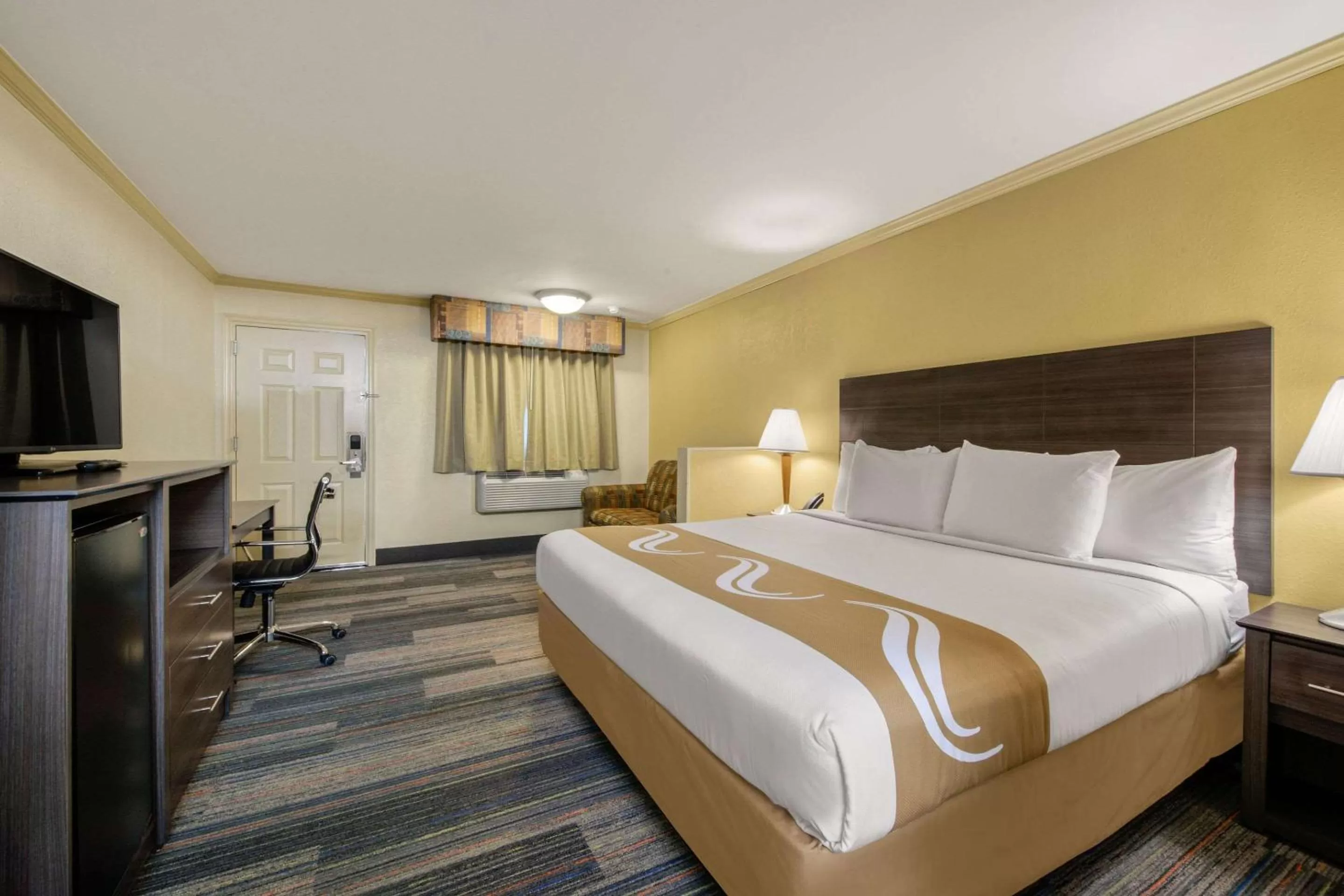 Photo of the whole room, Bed in Hibiscus Inn & Suites