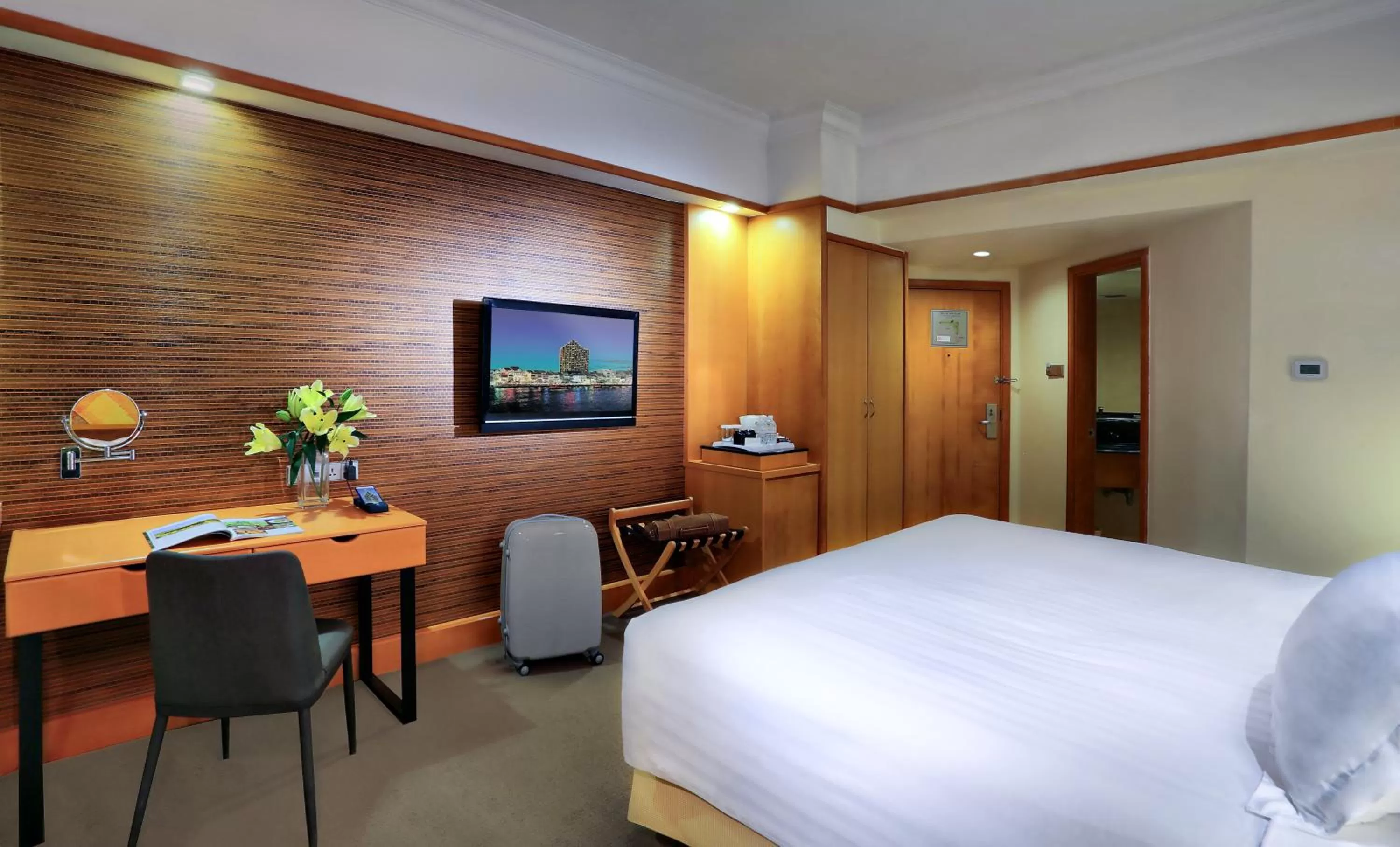 Photo of the whole room, Bed in Furama City Centre