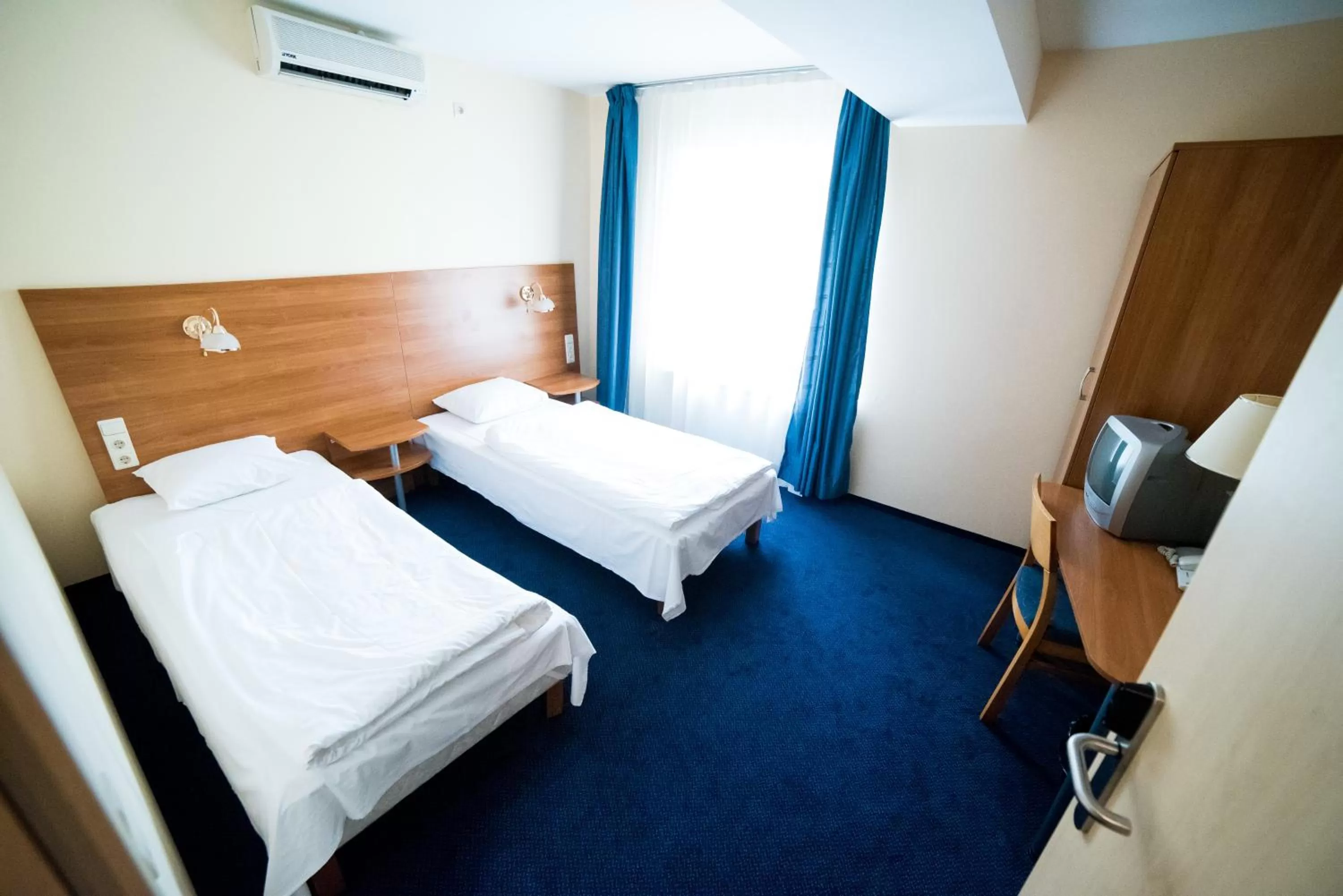 Communal lounge/ TV room, Bed in Hotel Tigra