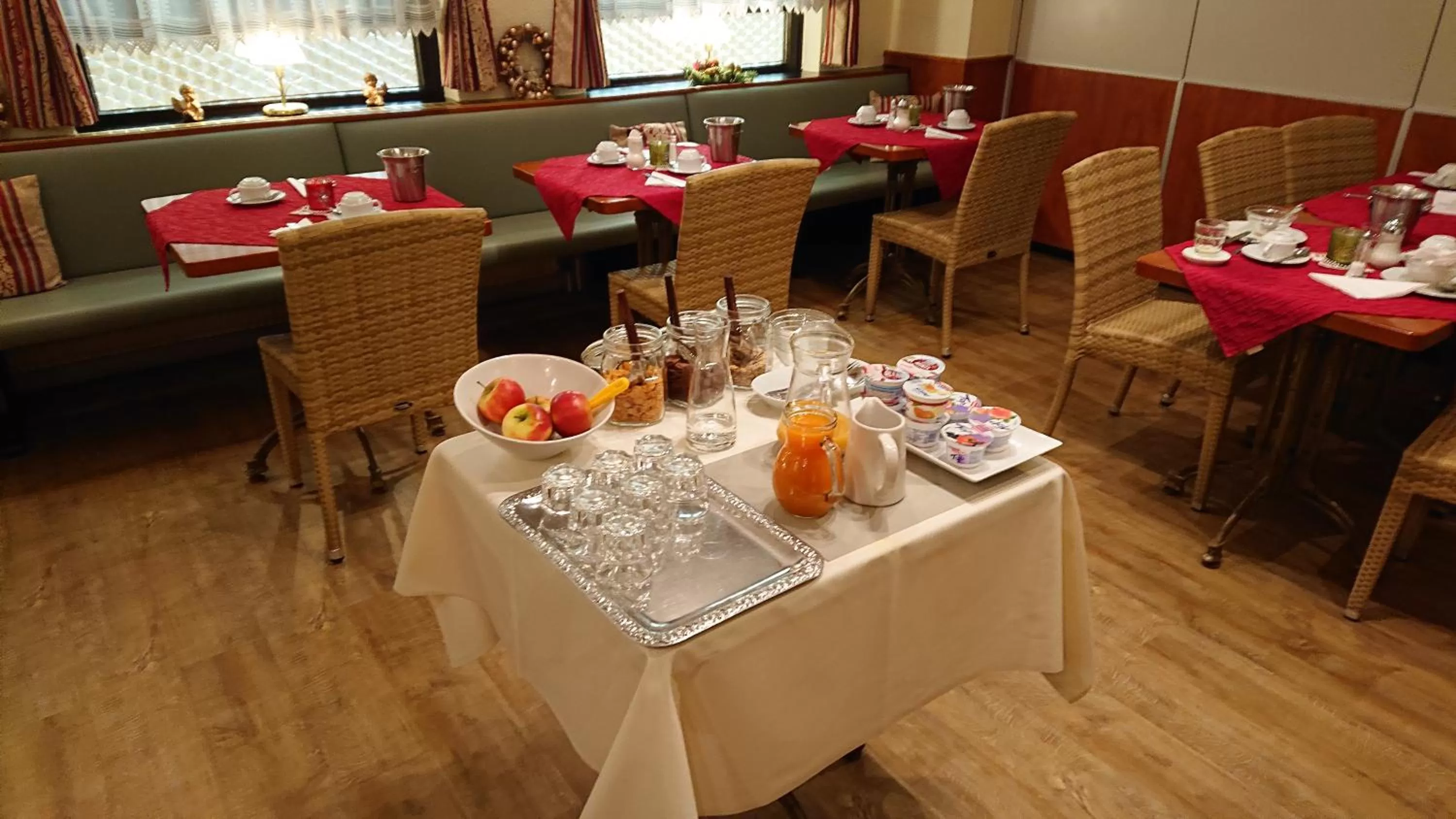 Buffet breakfast, Restaurant/Places to Eat in Gästehaus Präsenzhof