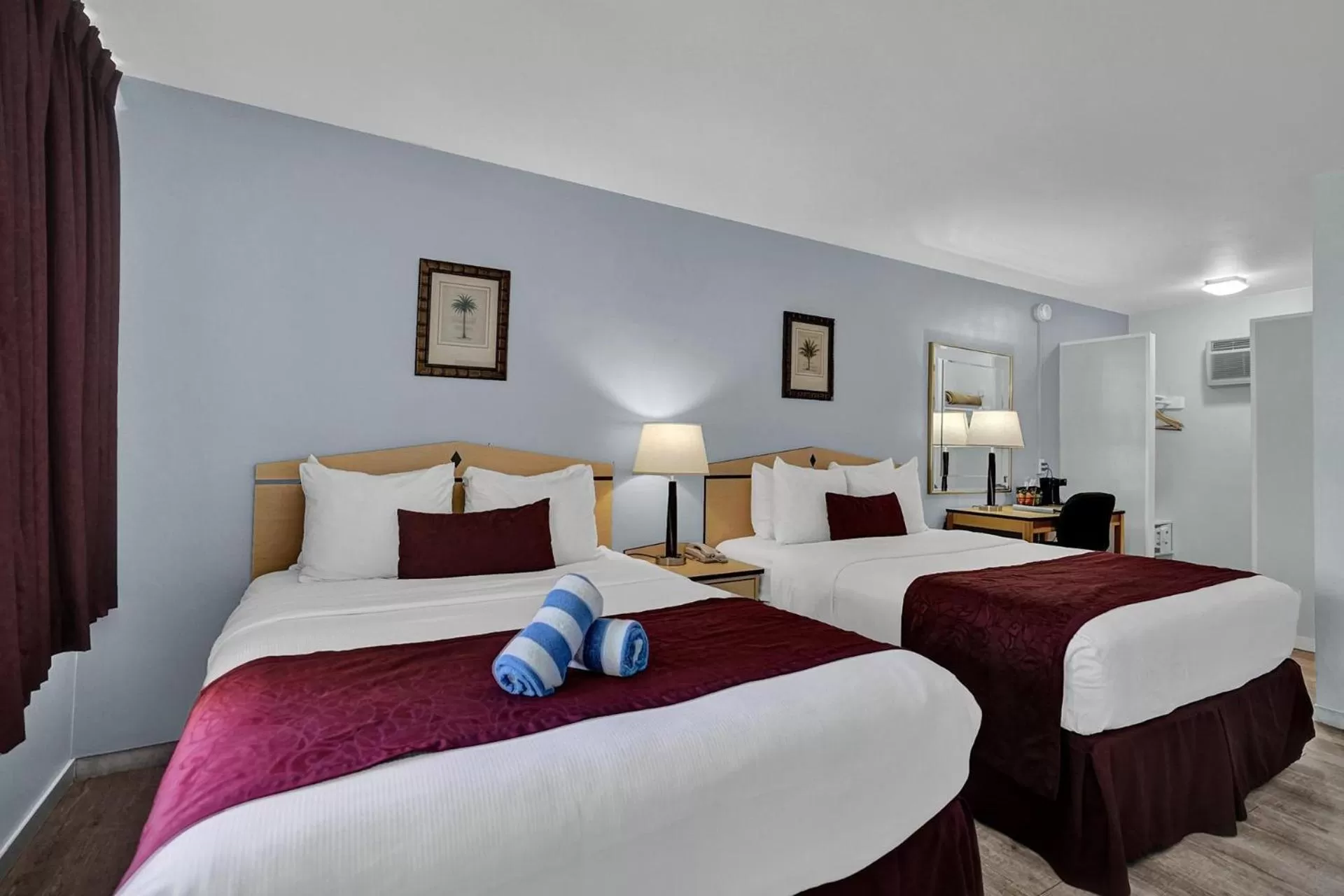 Bed in The Worthington Resorts - Clothing Optional - Men Only - Solo hombres