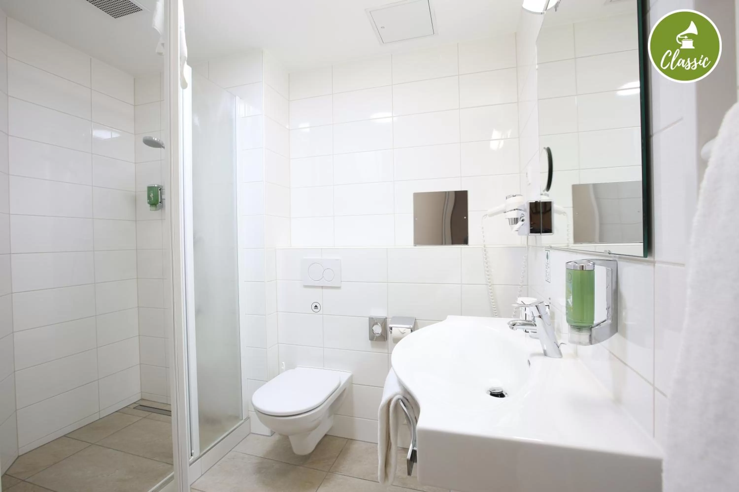 Toilet in arte Hotel Wien Stadthalle