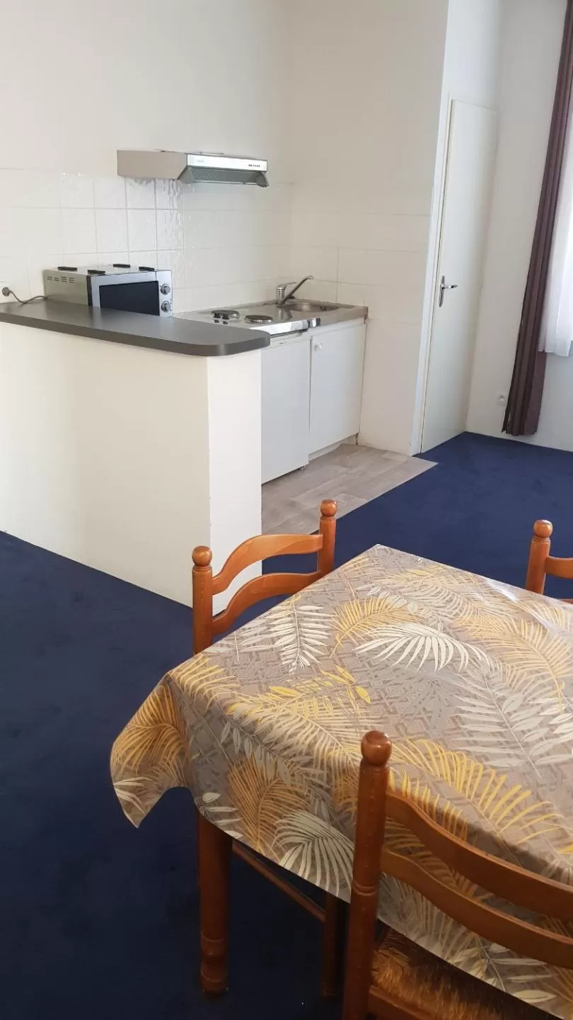 Kitchen/Kitchenette in AUBERGE DE LA LICORNE eu