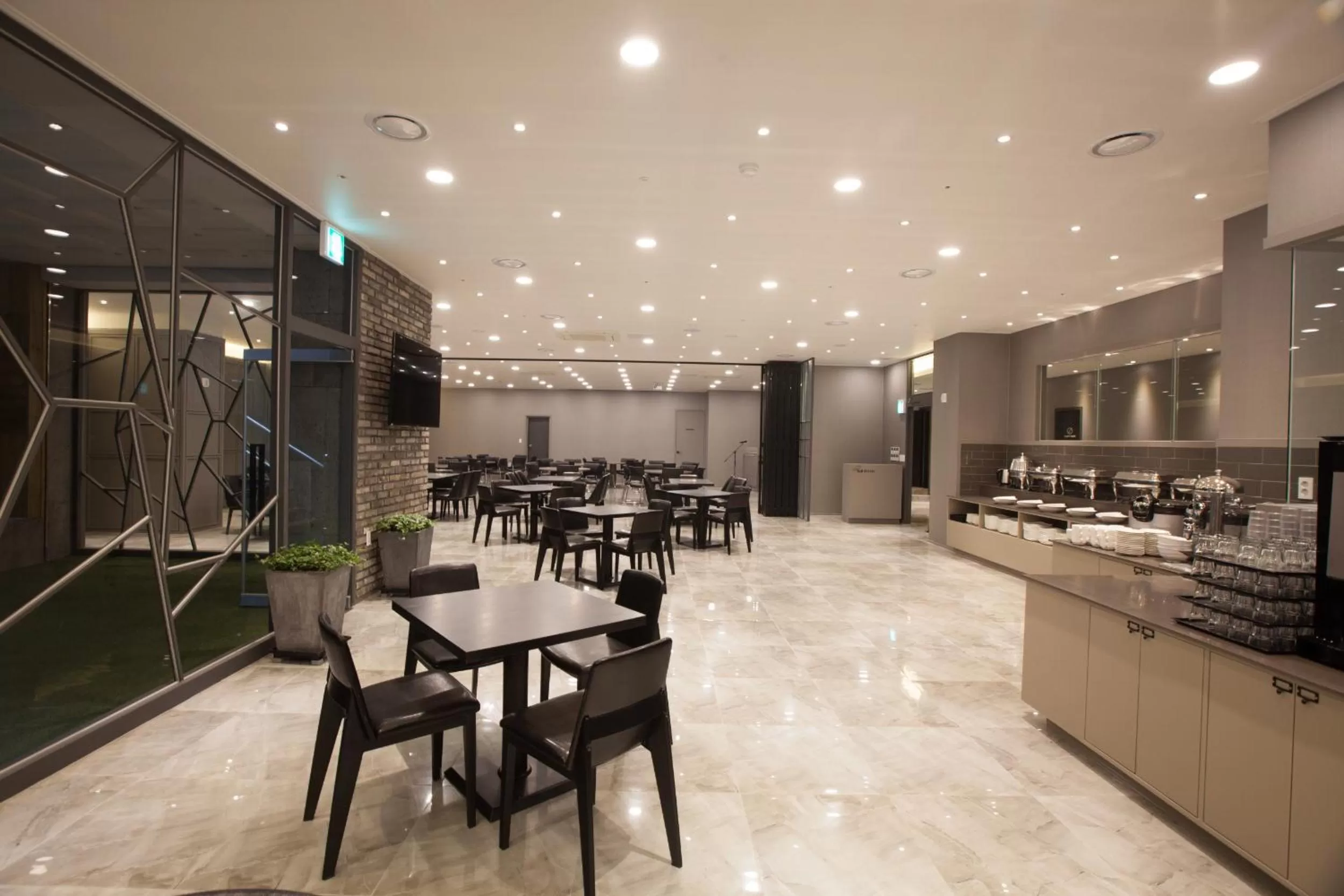 Restaurant/places to eat in GnB Hotel