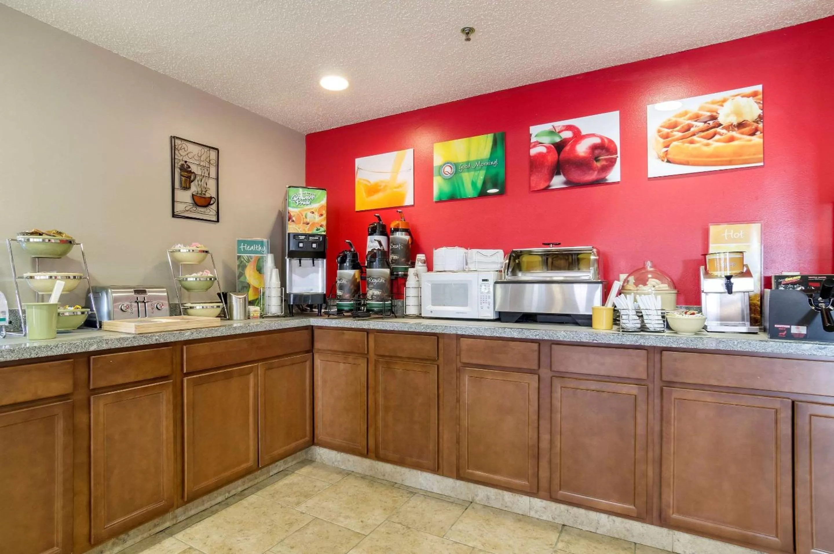 Restaurant/places to eat in Quality Inn Osceola