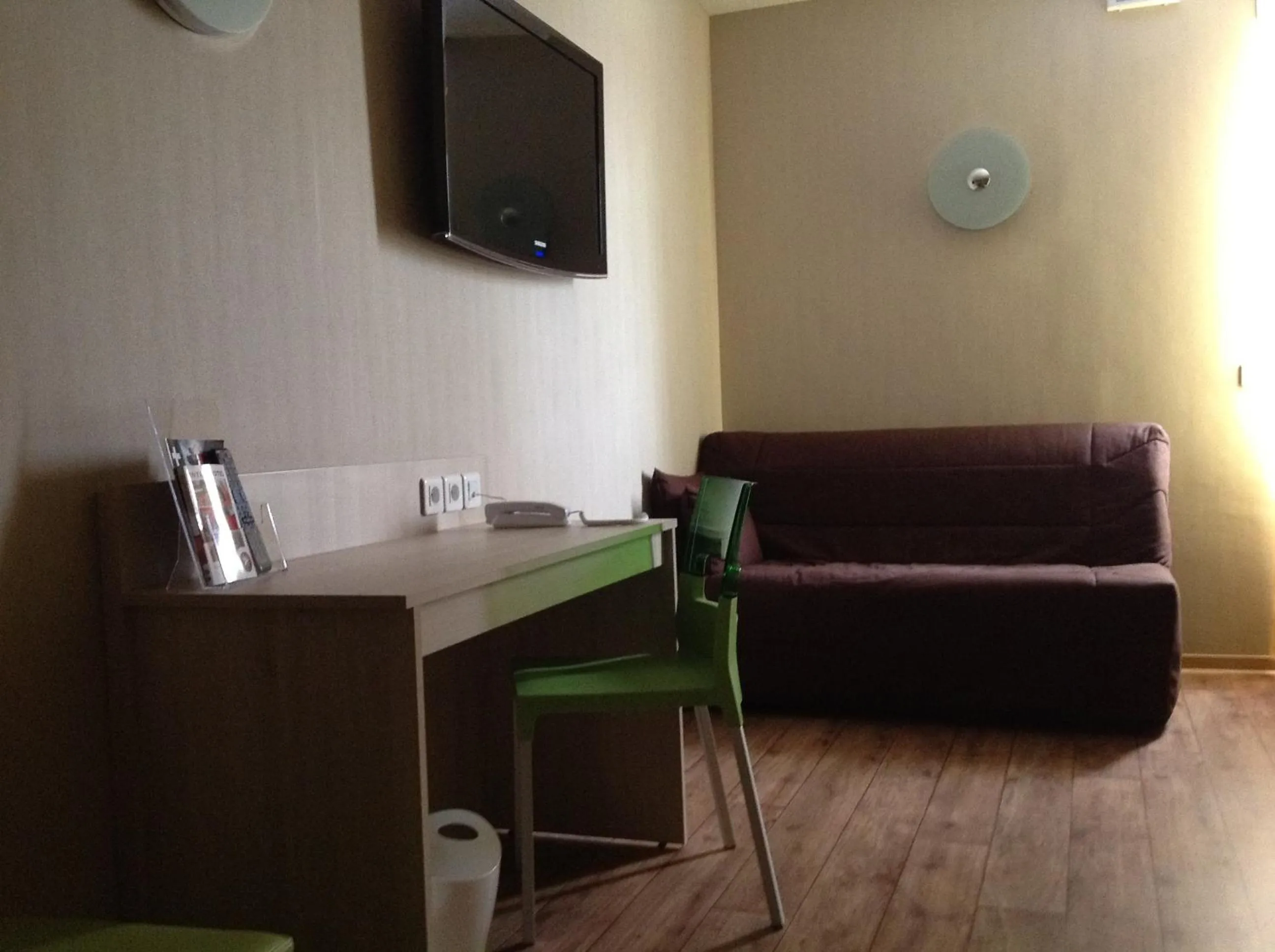 TV and multimedia in The Originals City, Hôtel des Lys, Dreux