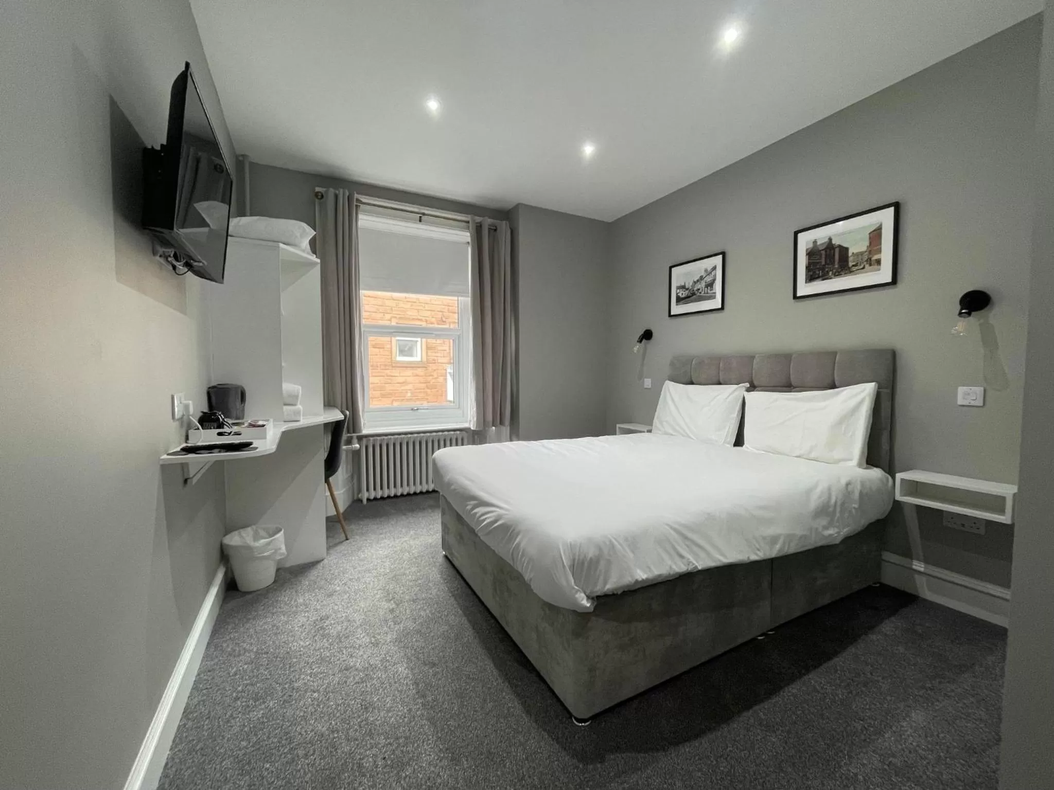 Property building, Bed in Airlie Arms Hotel