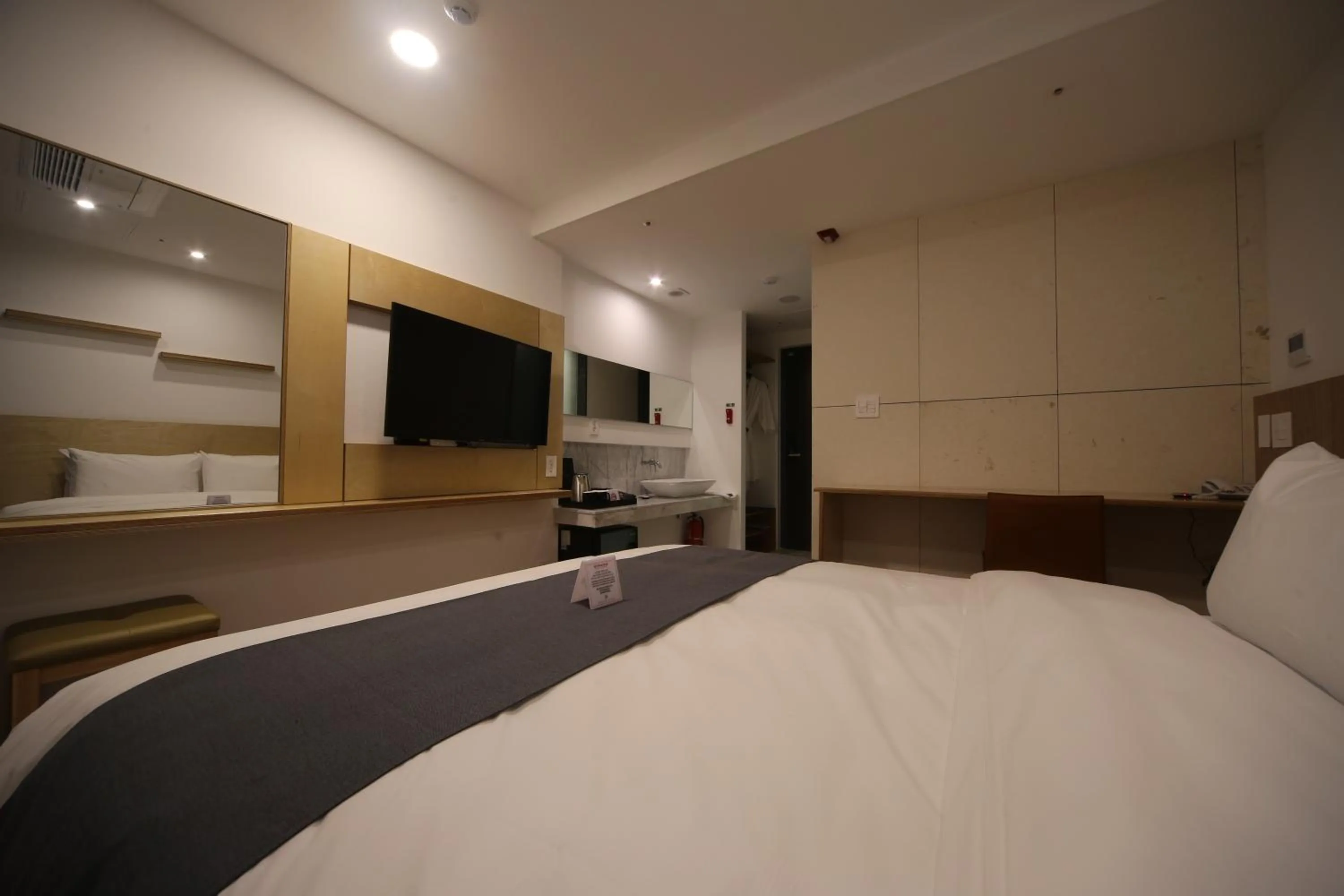 Bed in Hotel Noblestay