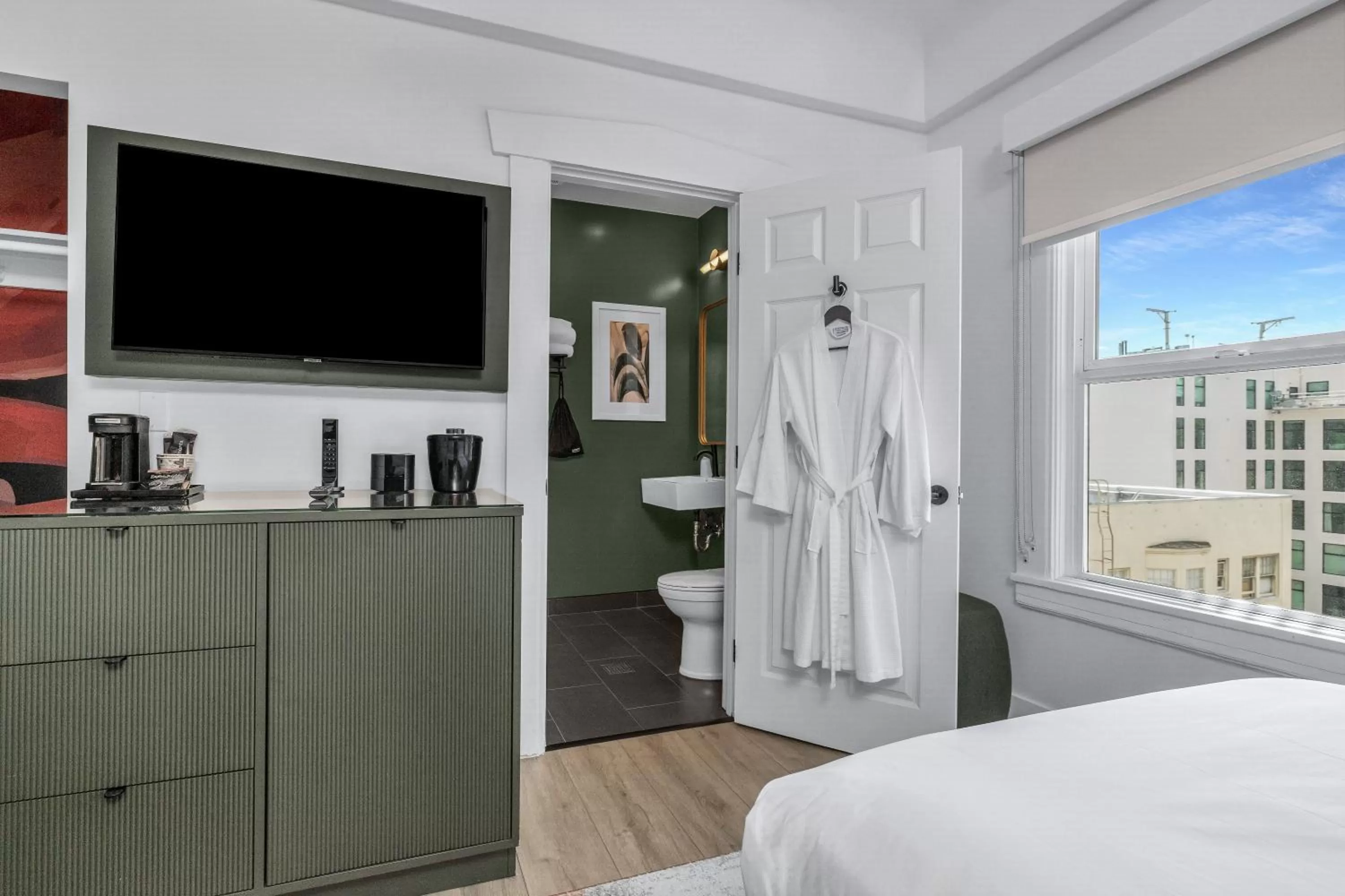 Bathroom, Bed in Nob Hill Hotel