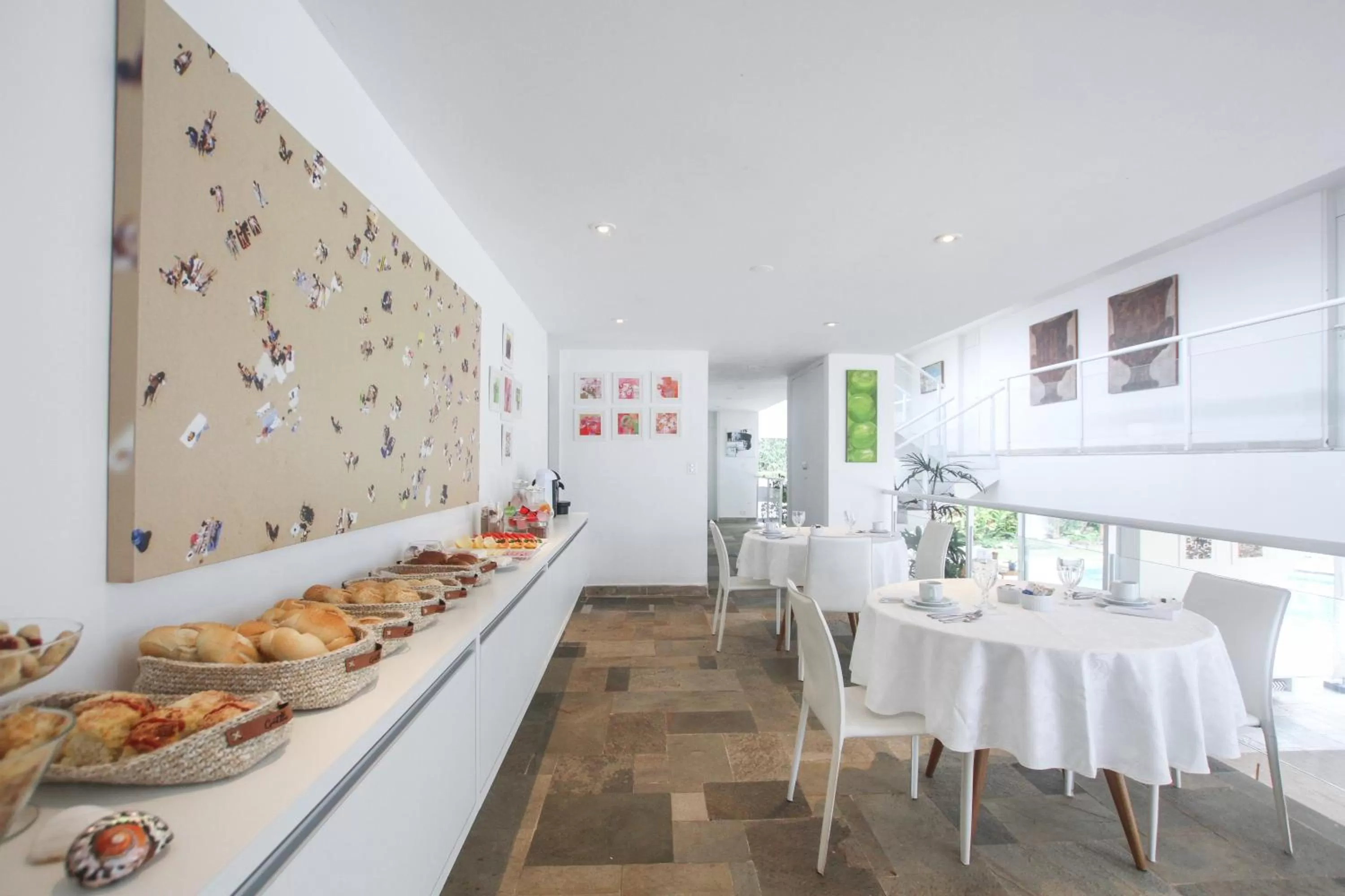 Restaurant/Places to Eat in Guest House Guarujá