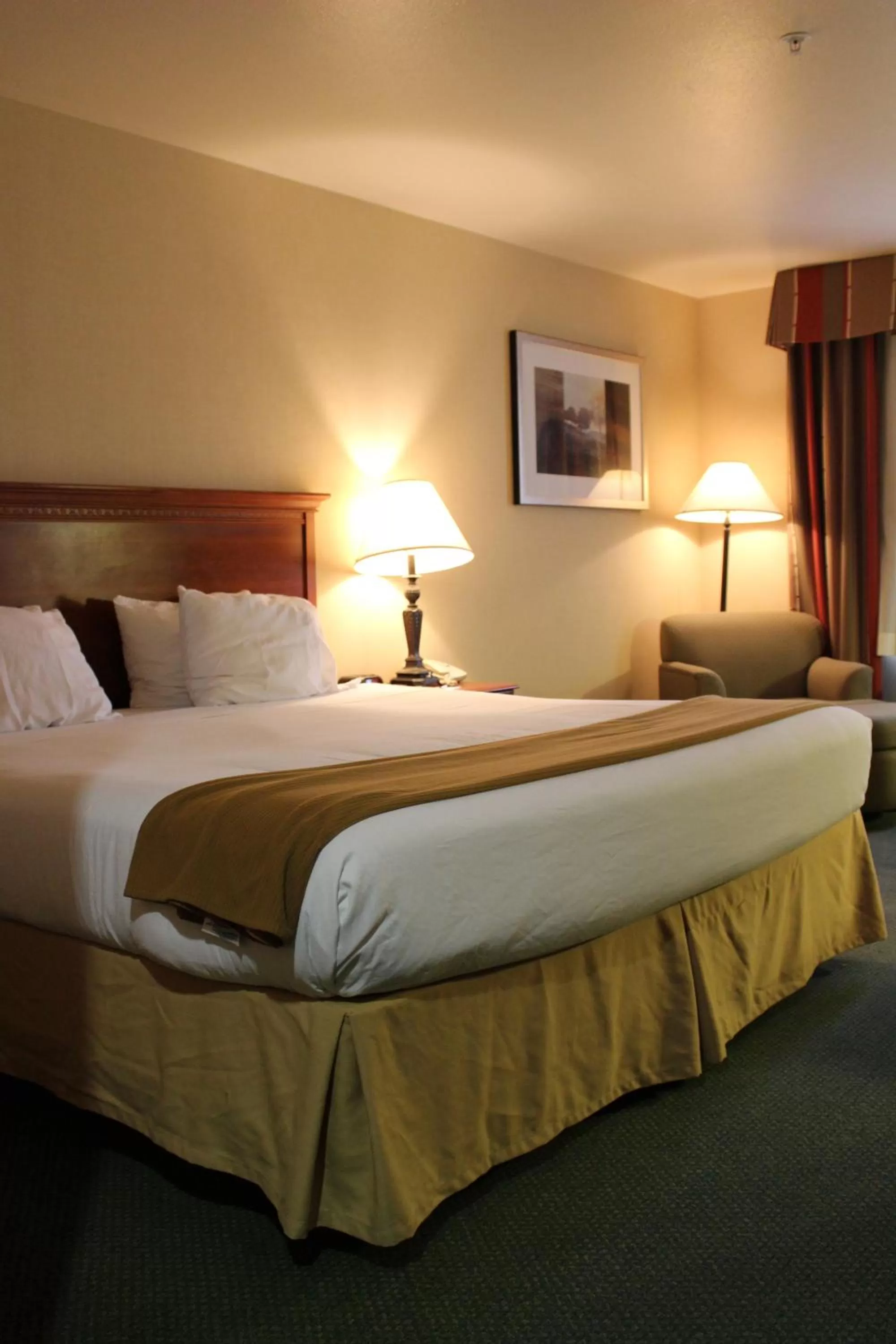 Bed in Holiday Inn Express Tehachapi by IHG