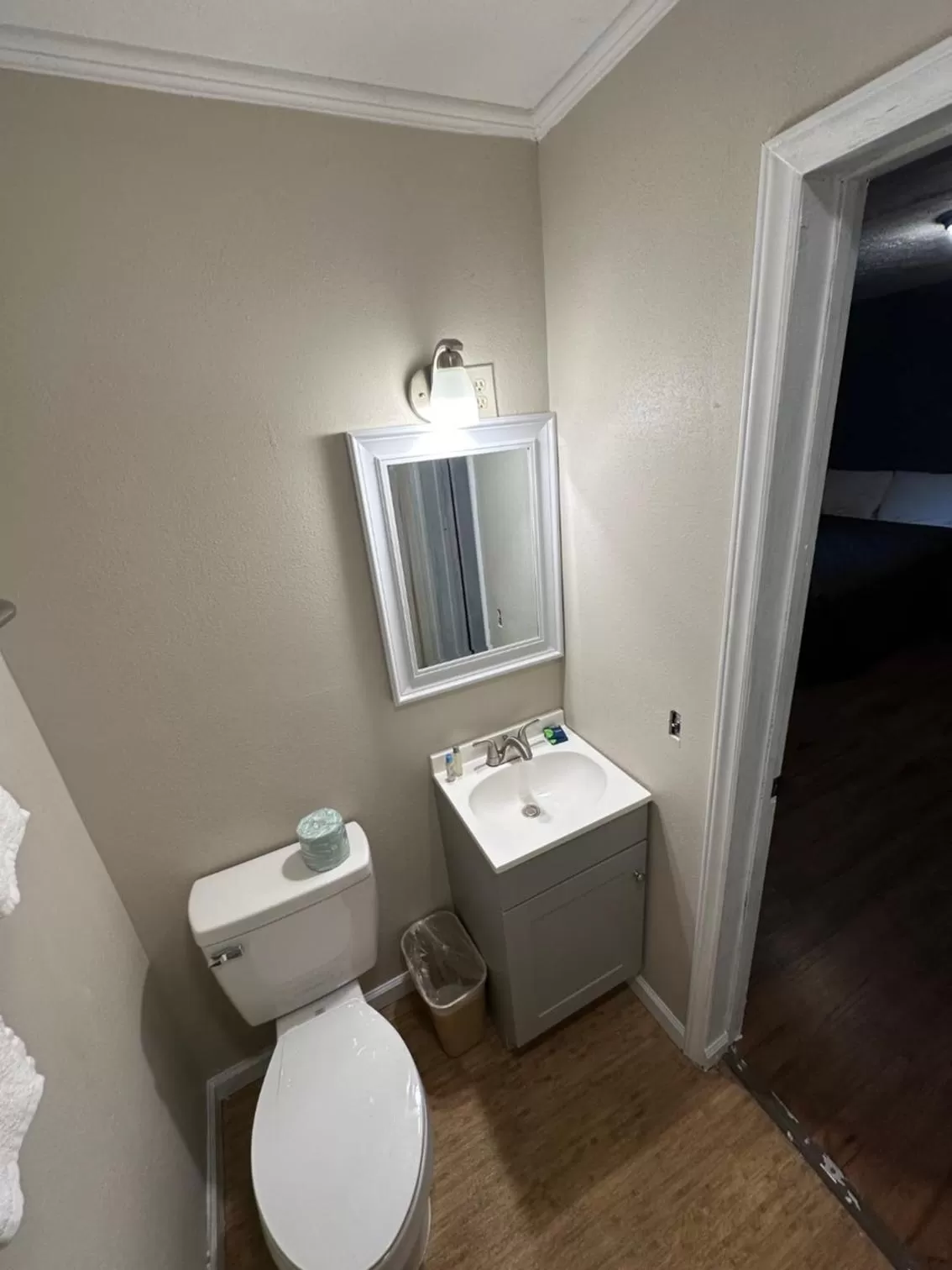 Bathroom in Bea's Parkway Inn