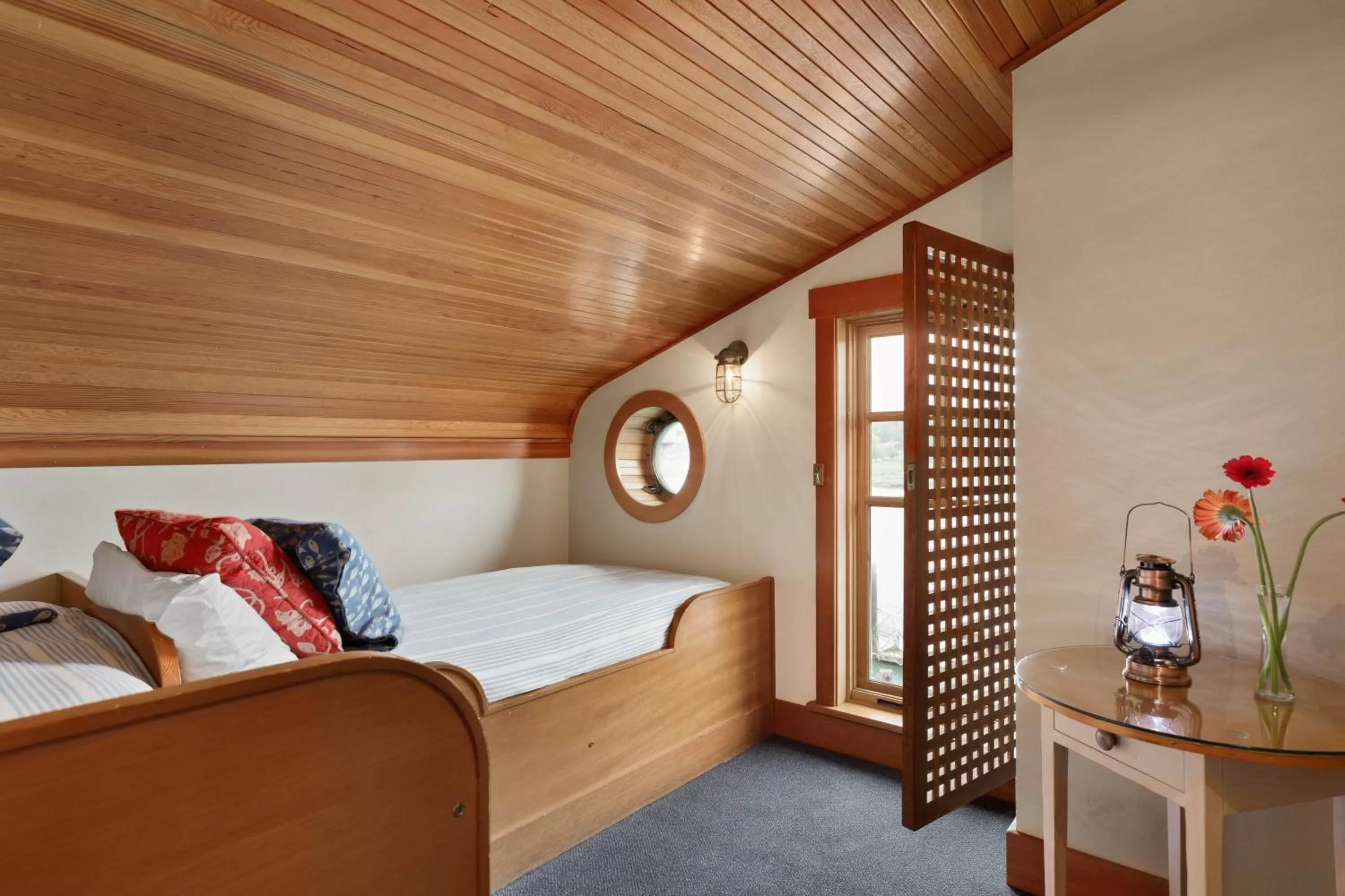 Bed in La Conner Channel Lodge