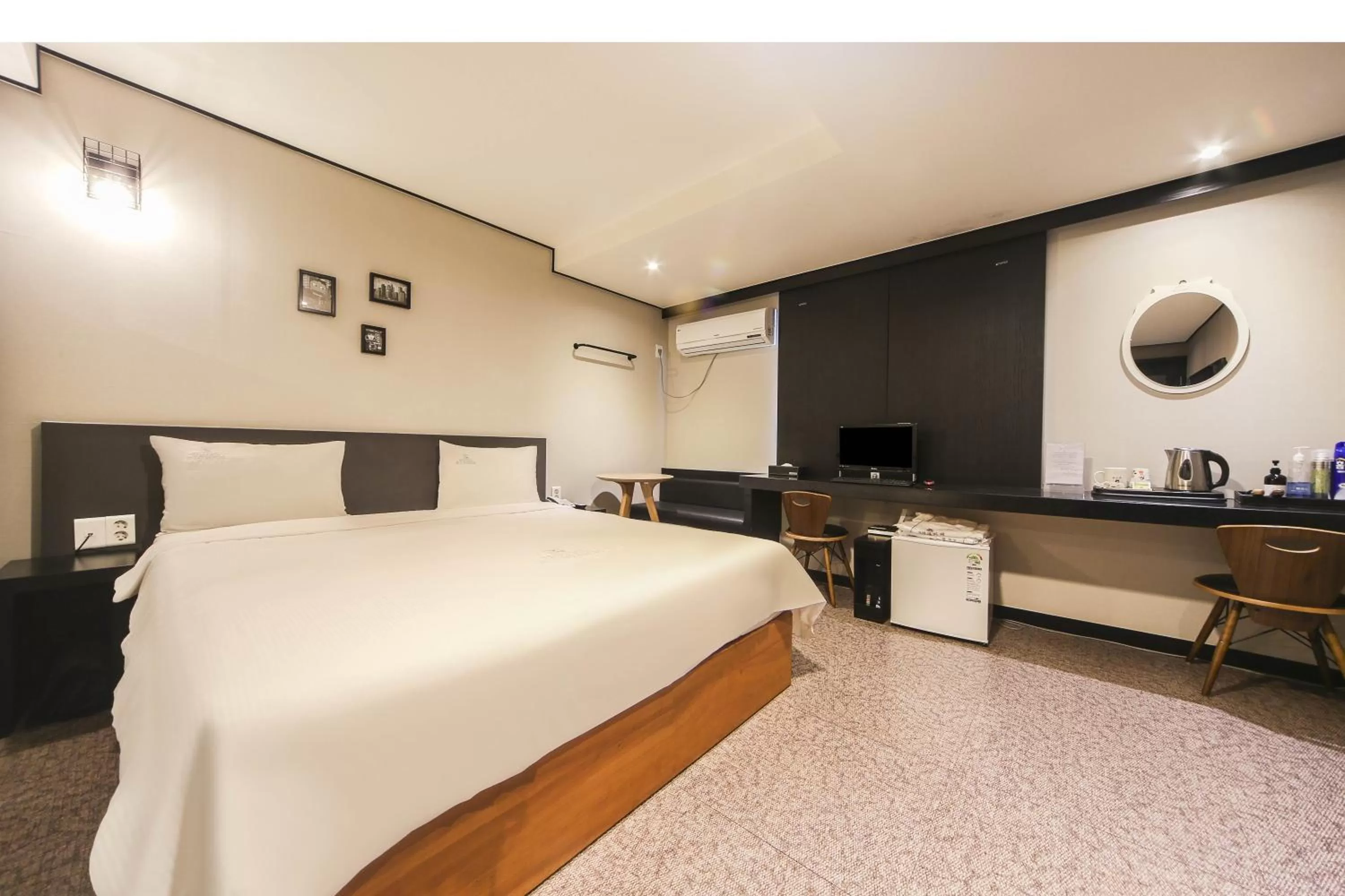 Bedroom, Bed in Elysee Hotel