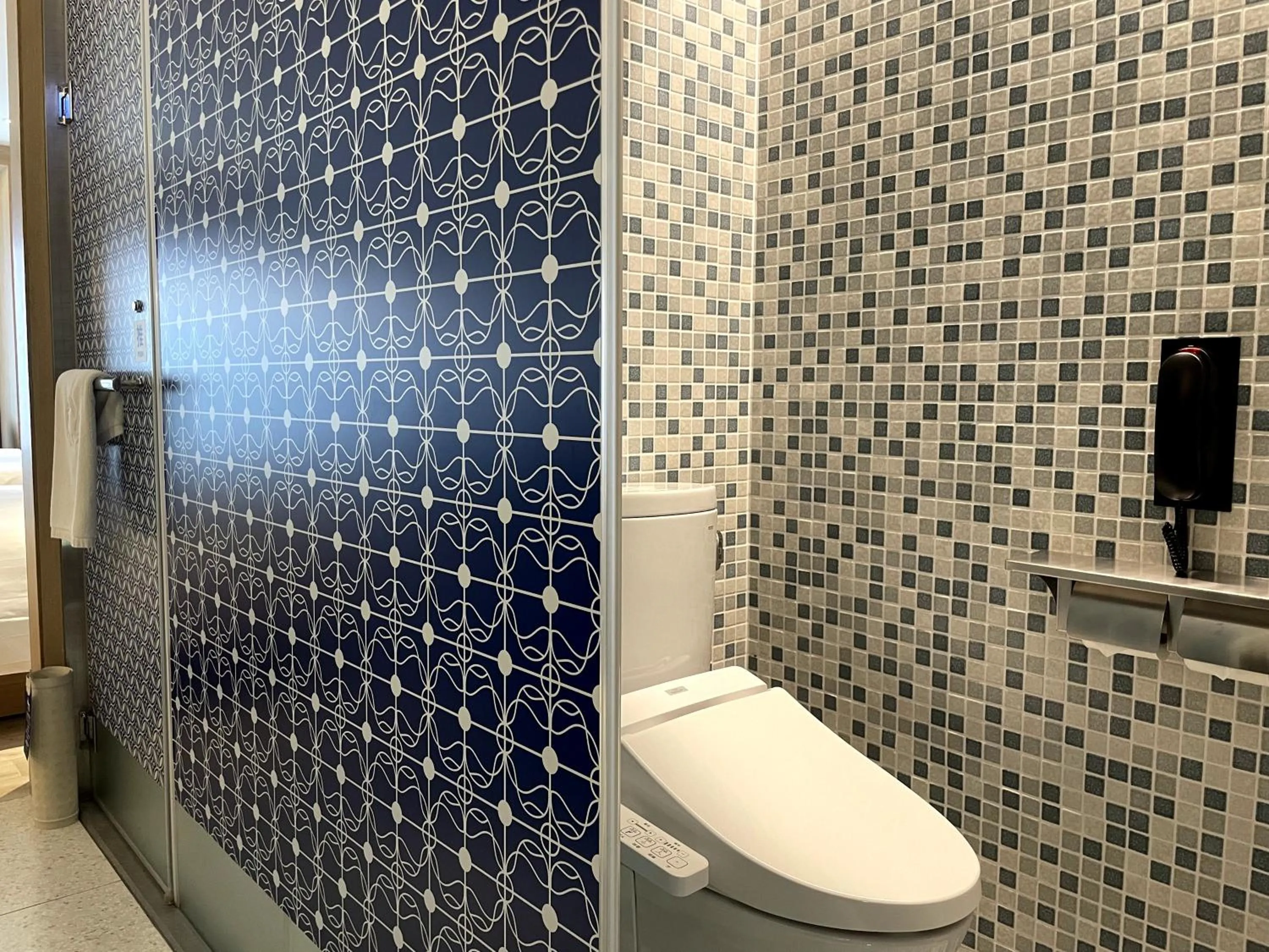 Toilet in Discovery Hotel