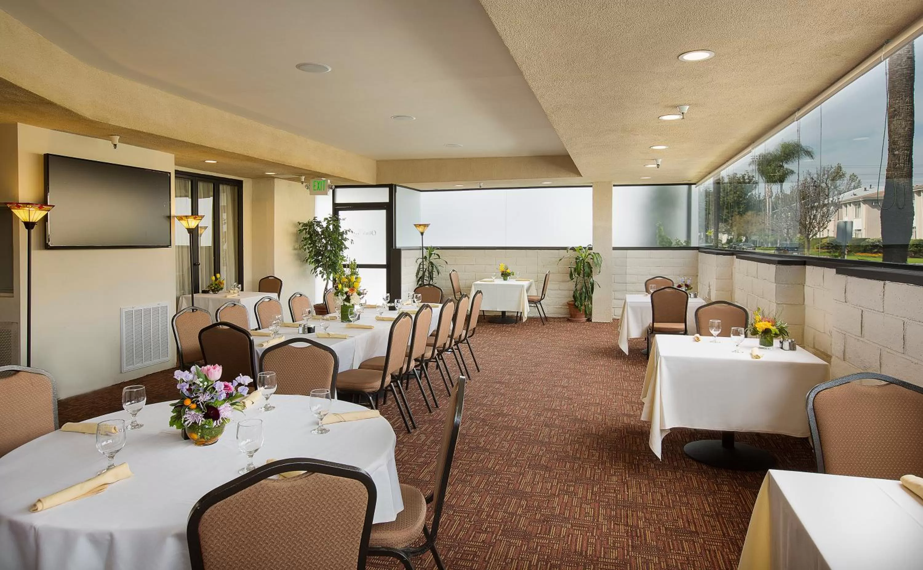 Restaurant/places to eat in Safari Inn Burbank-Universal, a Coast Hotel