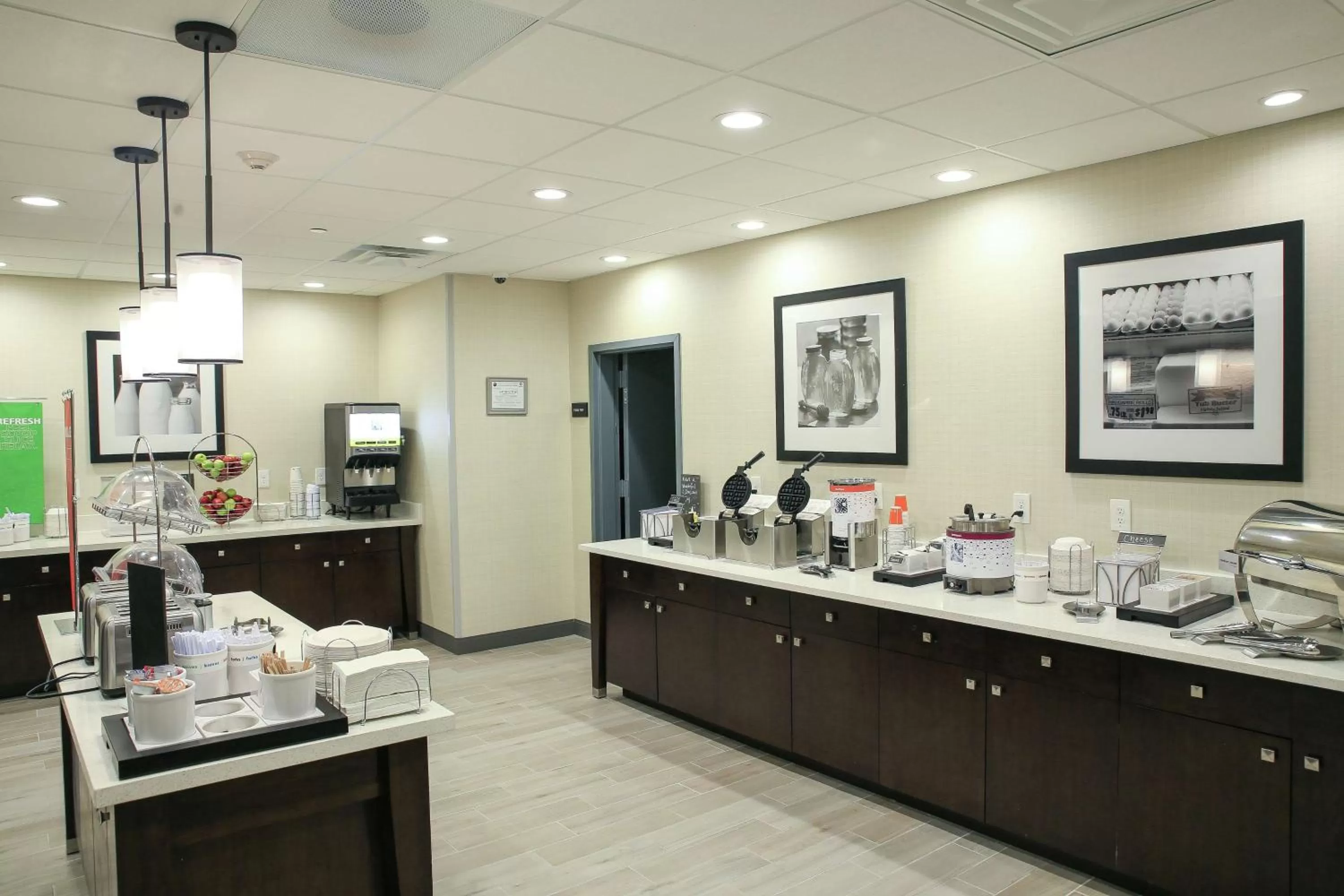 Restaurant/places to eat in Hampton Inn & Suites Mount Laurel/Moorestown