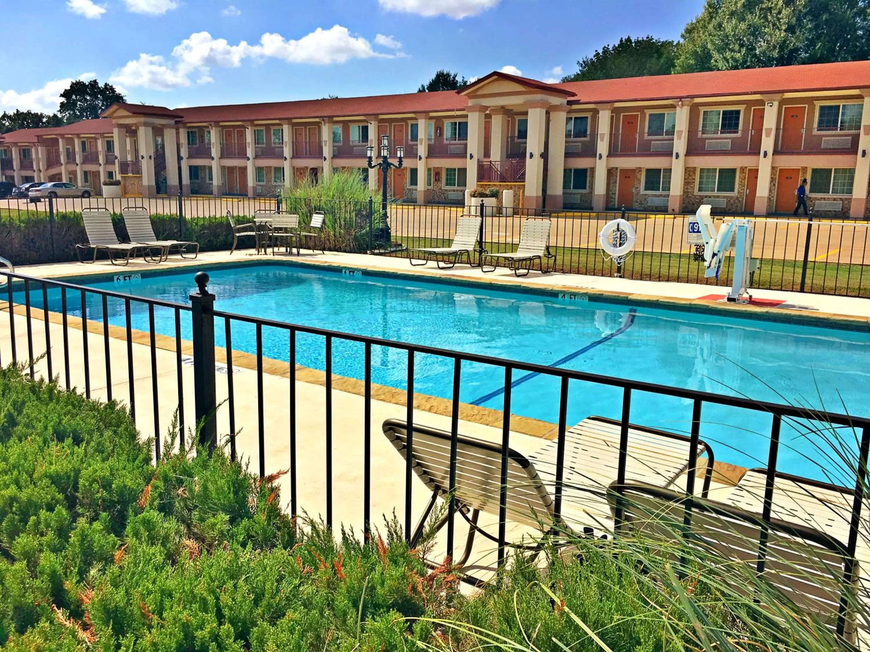 Swimming Pool in Best Western Palestine Inn