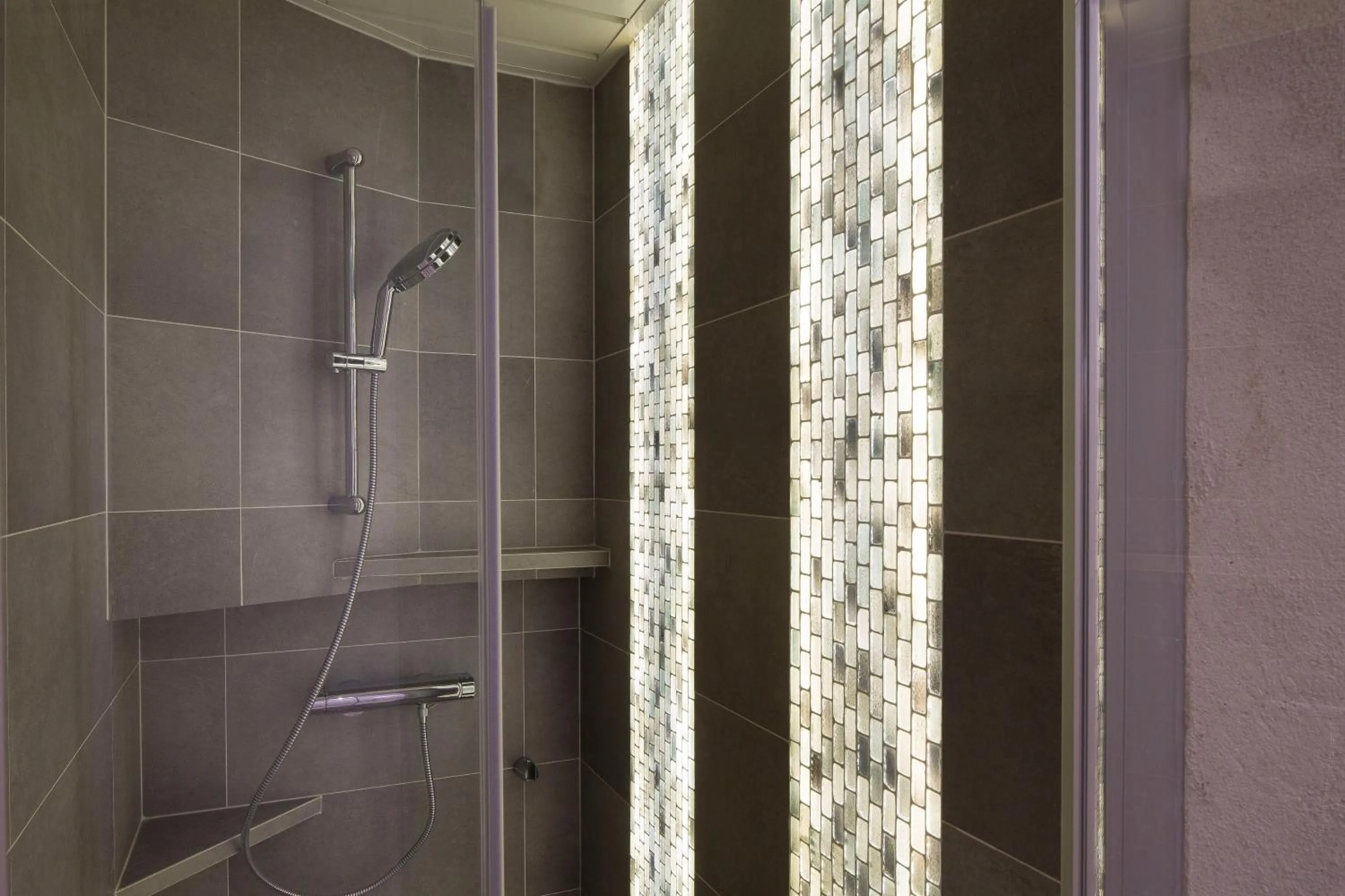 Shower in Le Relais Saint Honoré