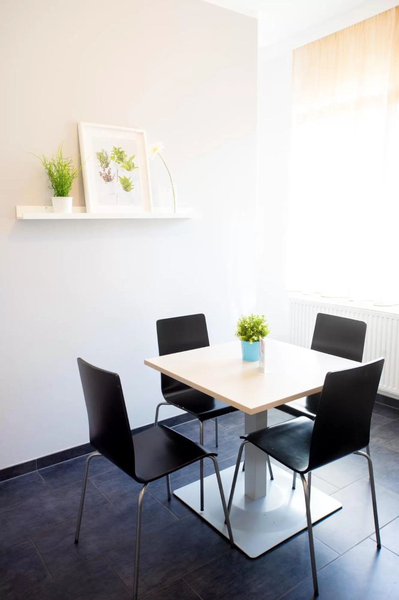 Dining area in motel22 Parkplatz inklusive