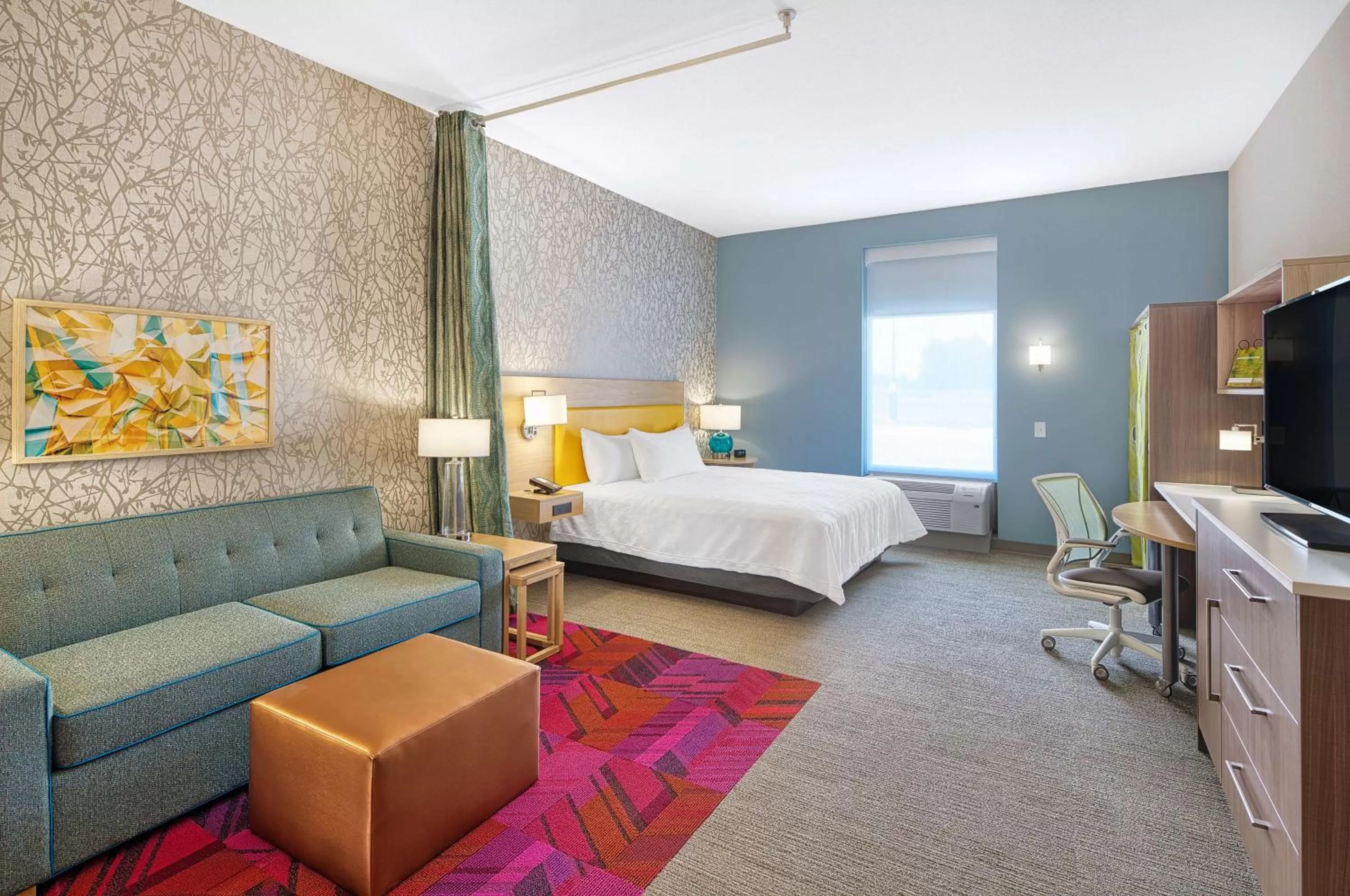 Living room, Bed in Home2 Suites By Hilton Batesville