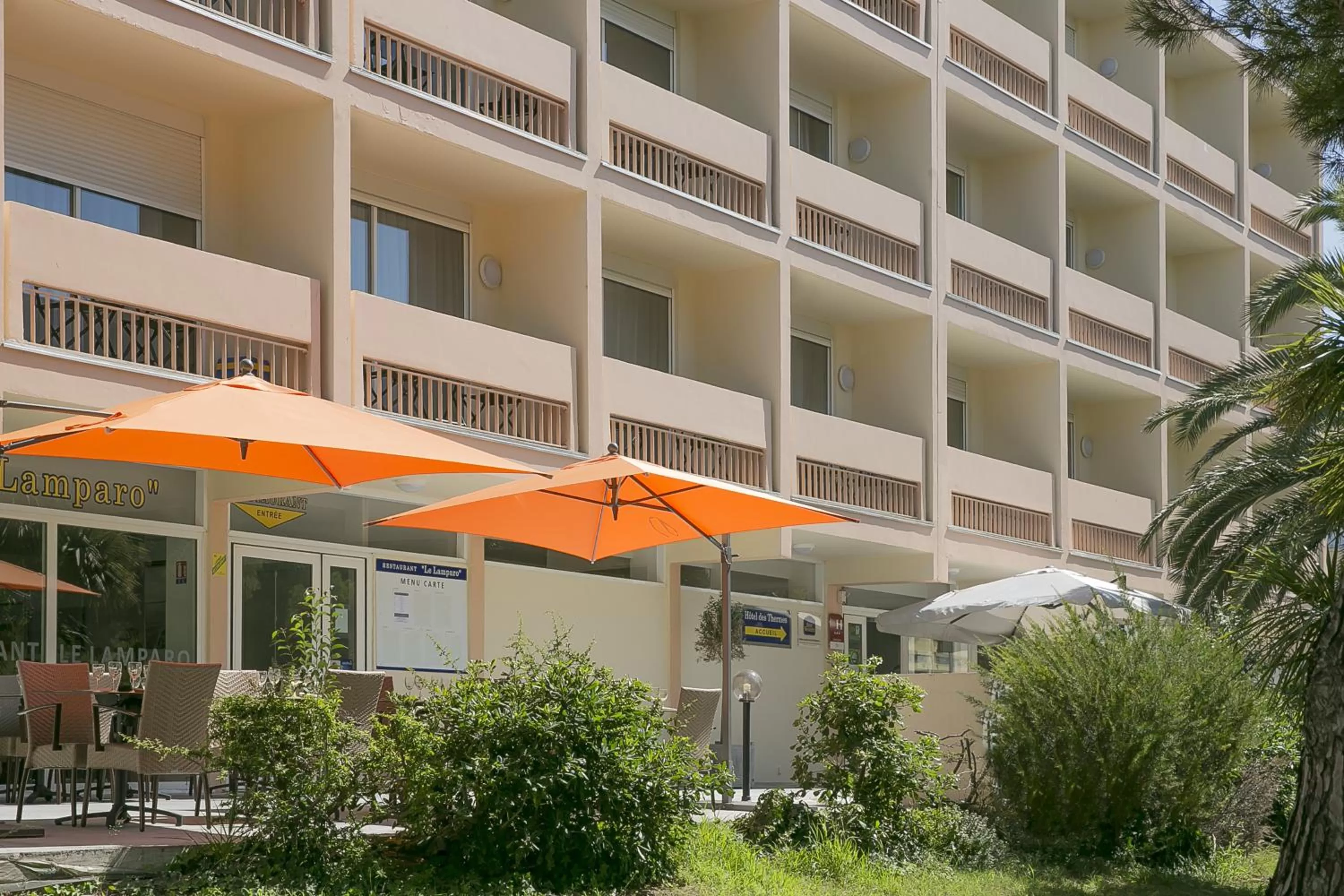 Property building in Best Western Hôtel des Thermes - Balaruc les Bains Sète