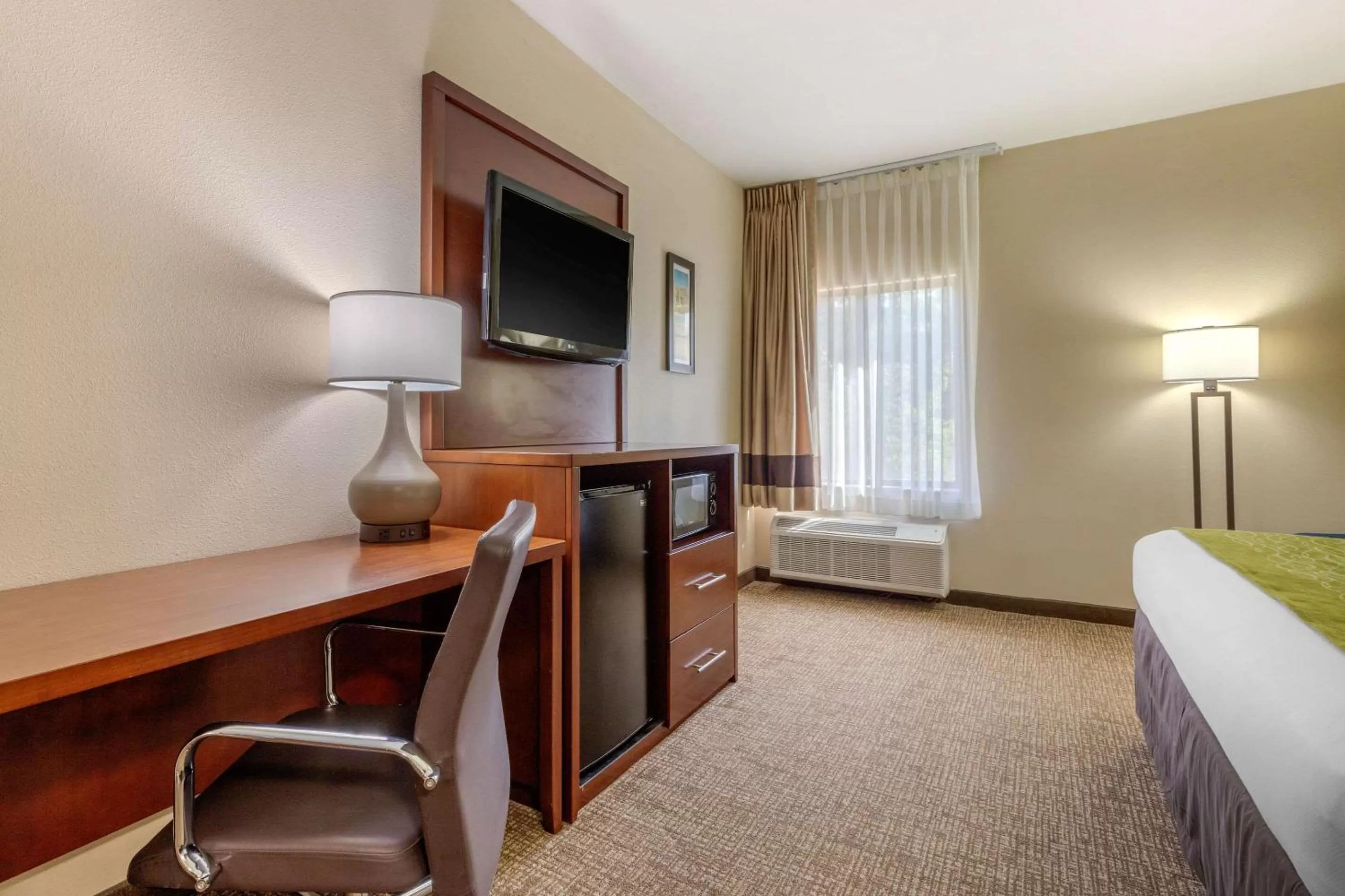 Photo of the whole room, Bed in Comfort Inn Lenoir City-Knoxville