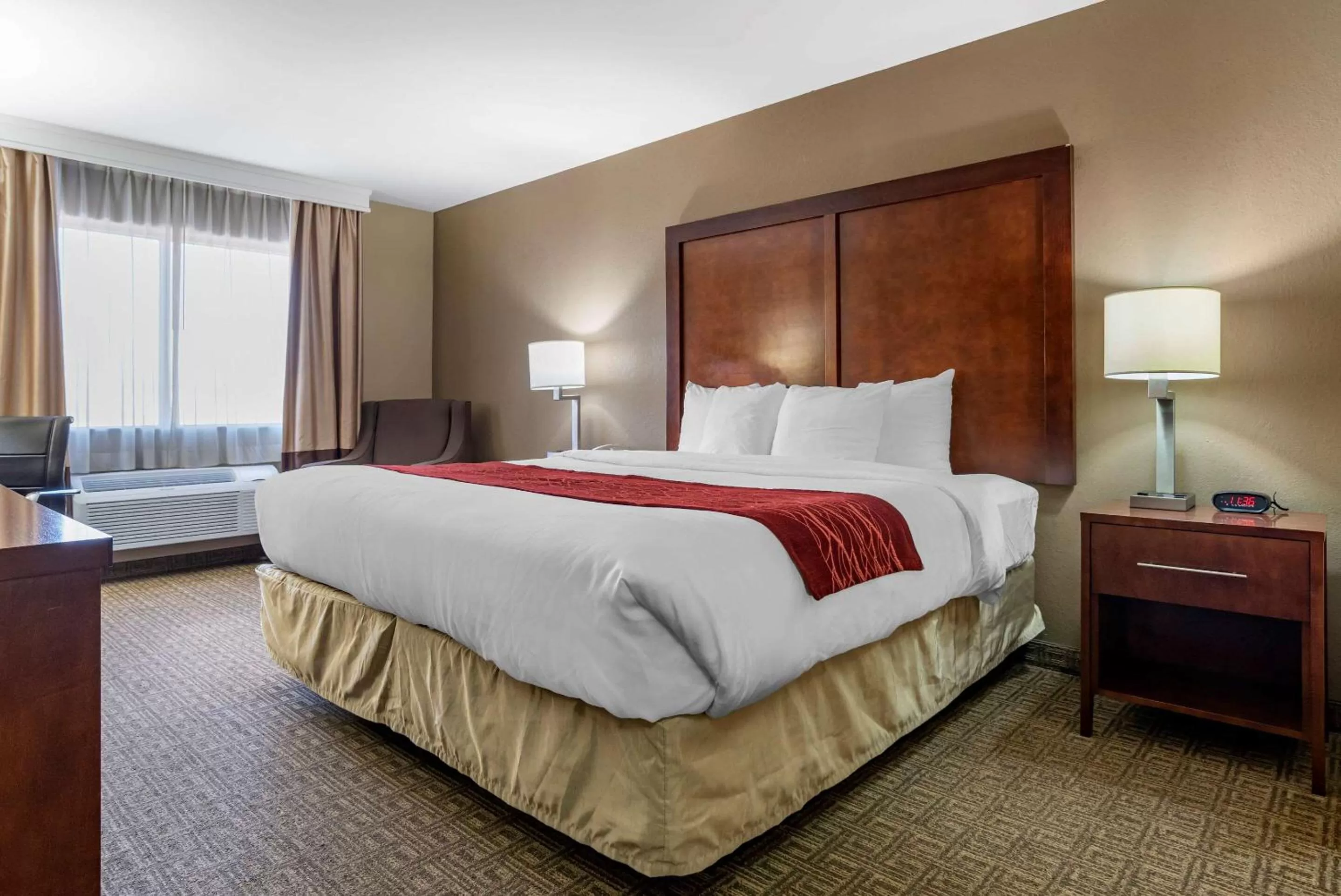 Photo of the whole room, Bed in Comfort Inn & Suites Leeds I-20