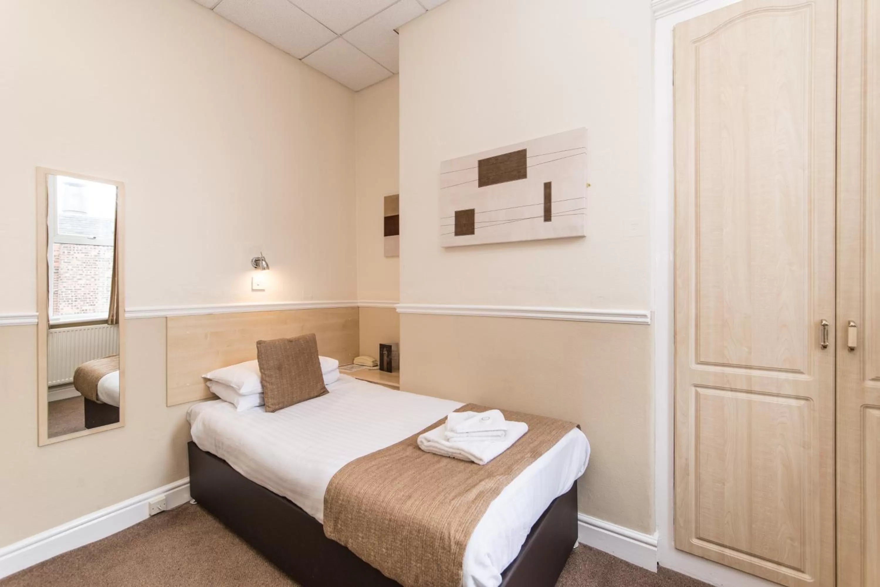 Bedroom, Bed in Osborne Hotel