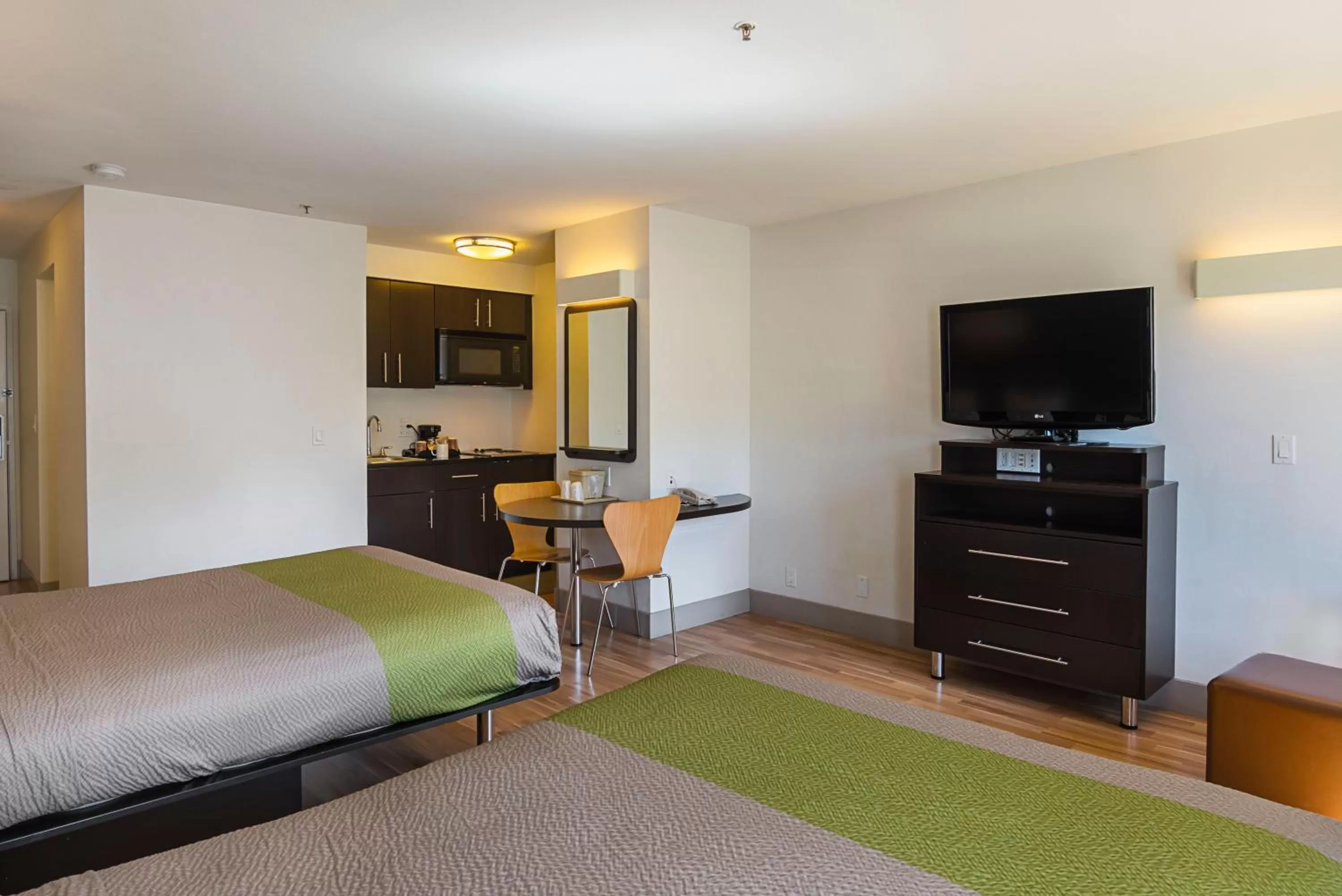 Photo of the whole room, Bed in Studio 6-Concord, CA