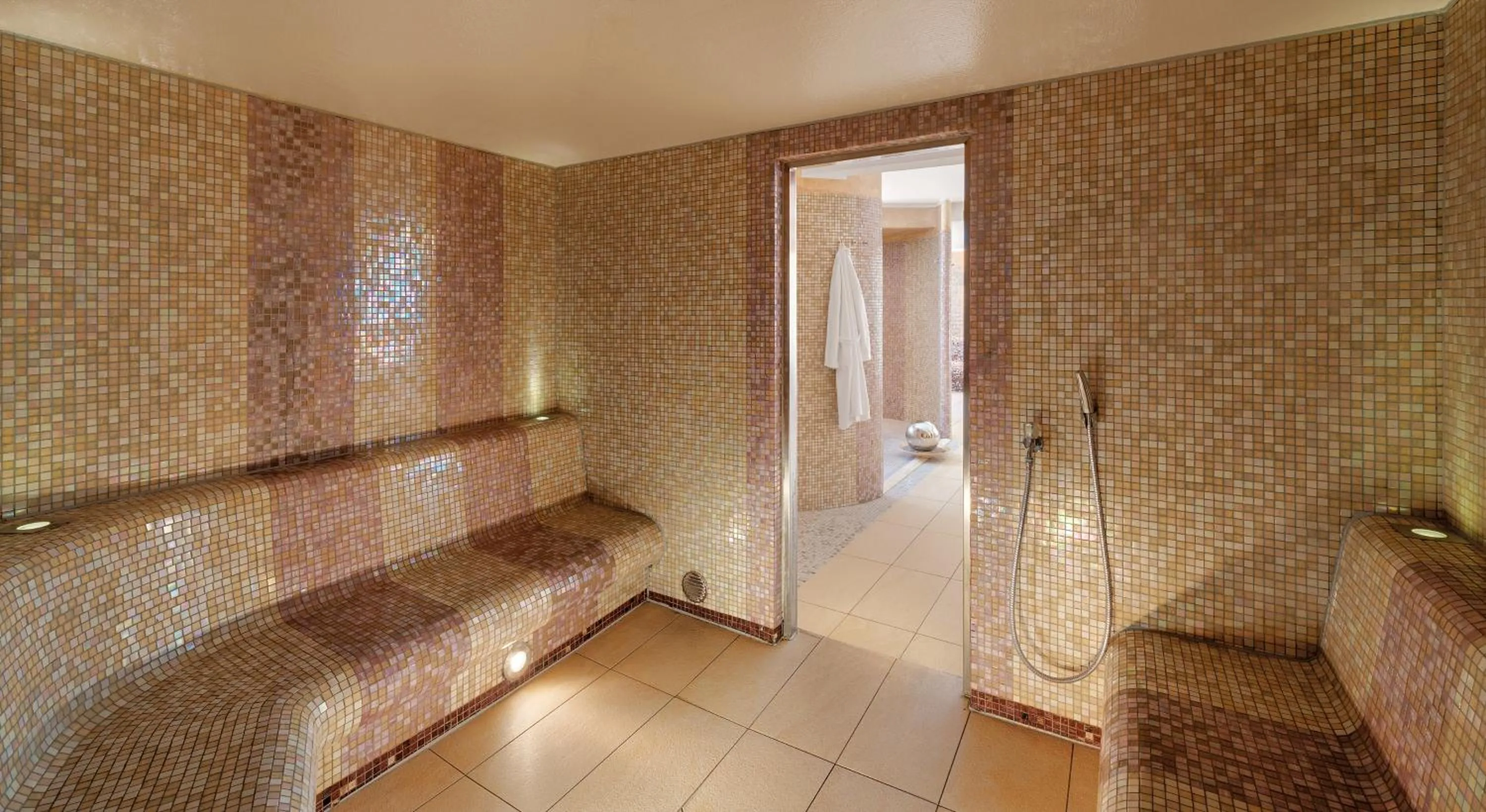 Steam room, Bed in Nells Park Hotel