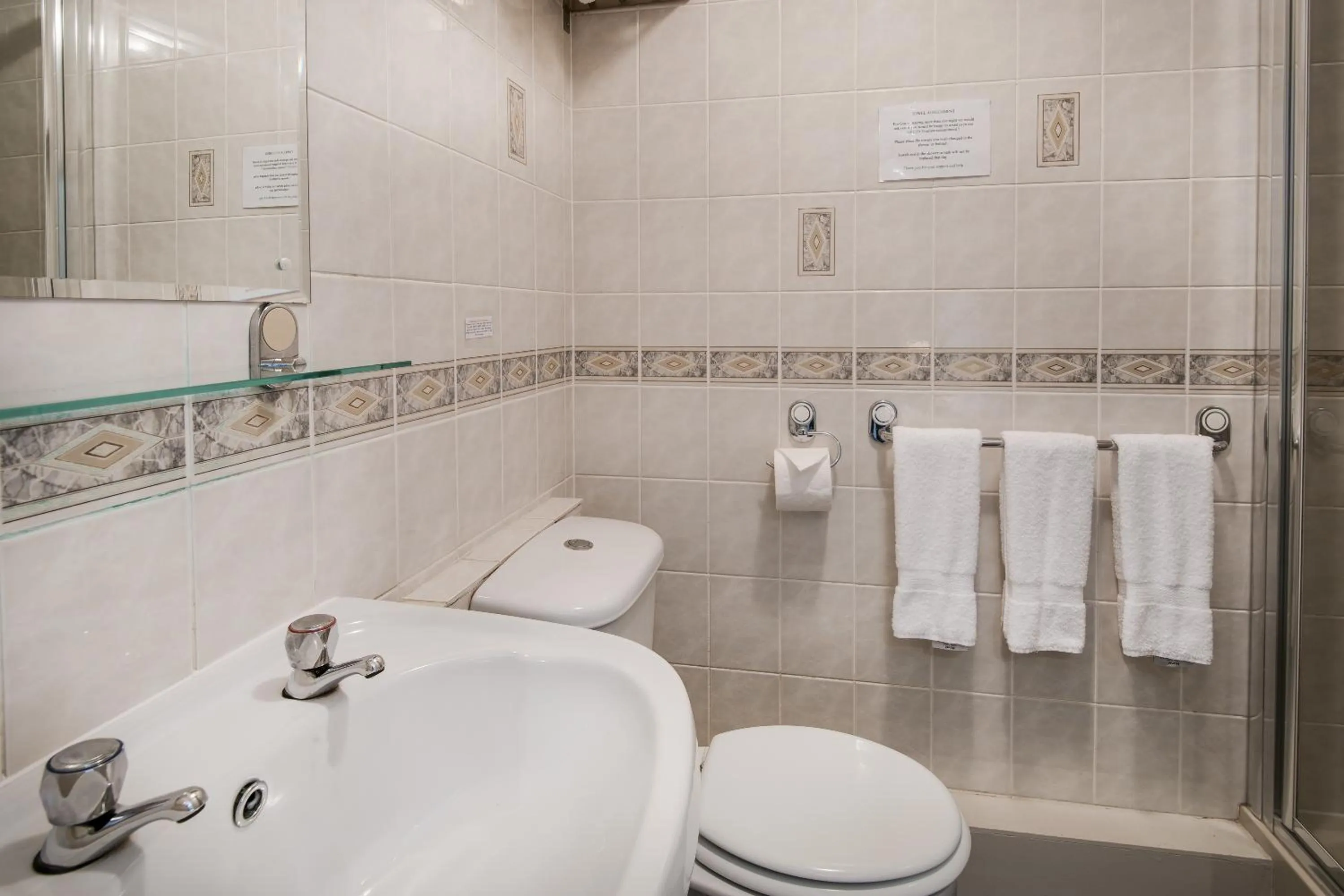 Bathroom in Queenshead Hotel Kelso