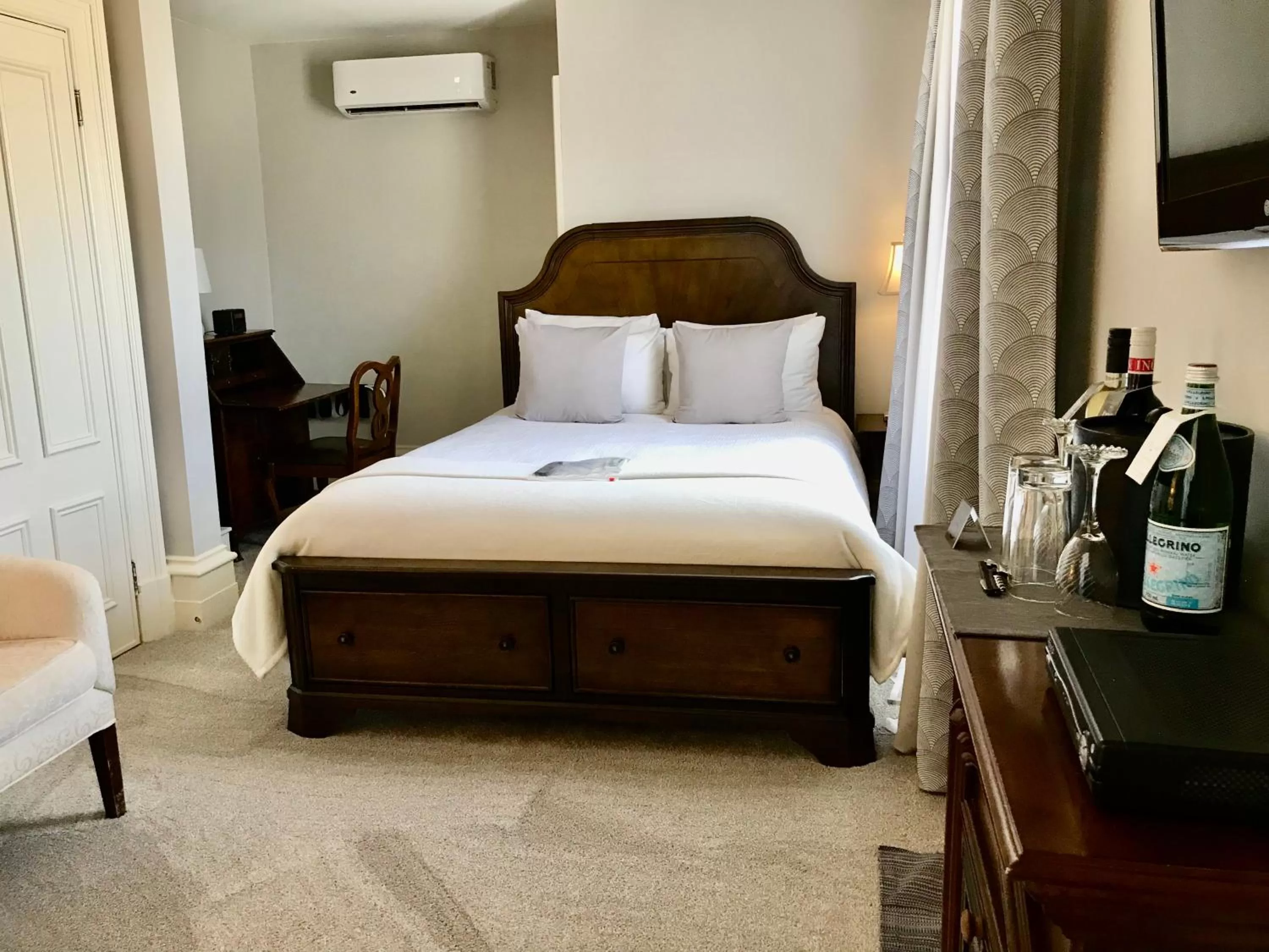 Bed in Tattingstone Inn