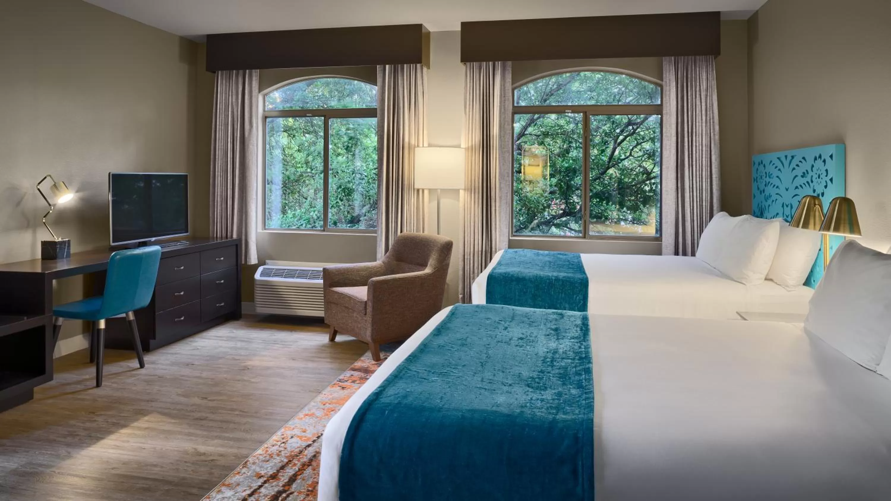 Photo of the whole room, Bed in Hotel Indigo San Antonio Riverwalk by IHG