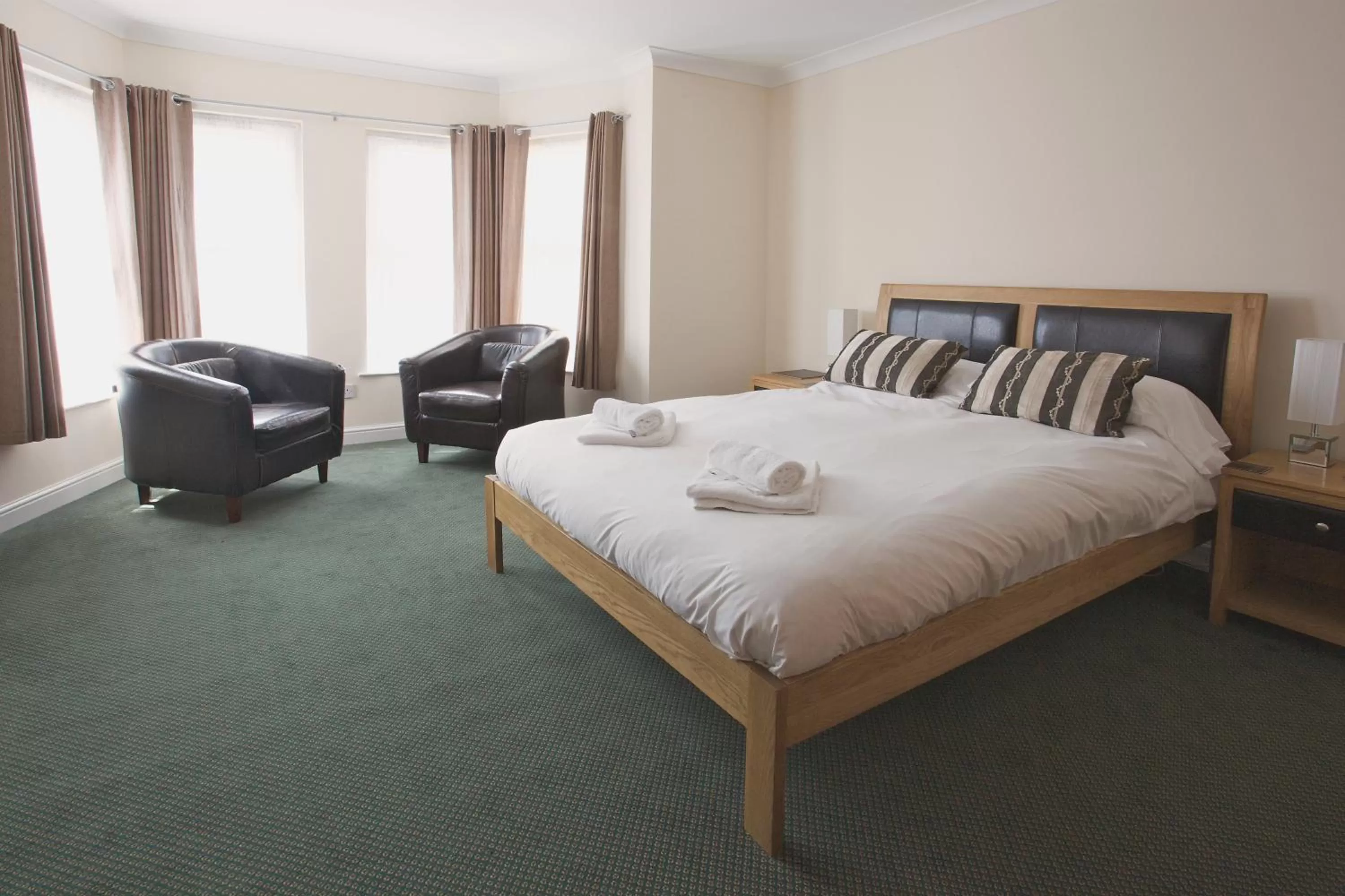 Bedroom, Bed in All Seasons Lodge Hotel