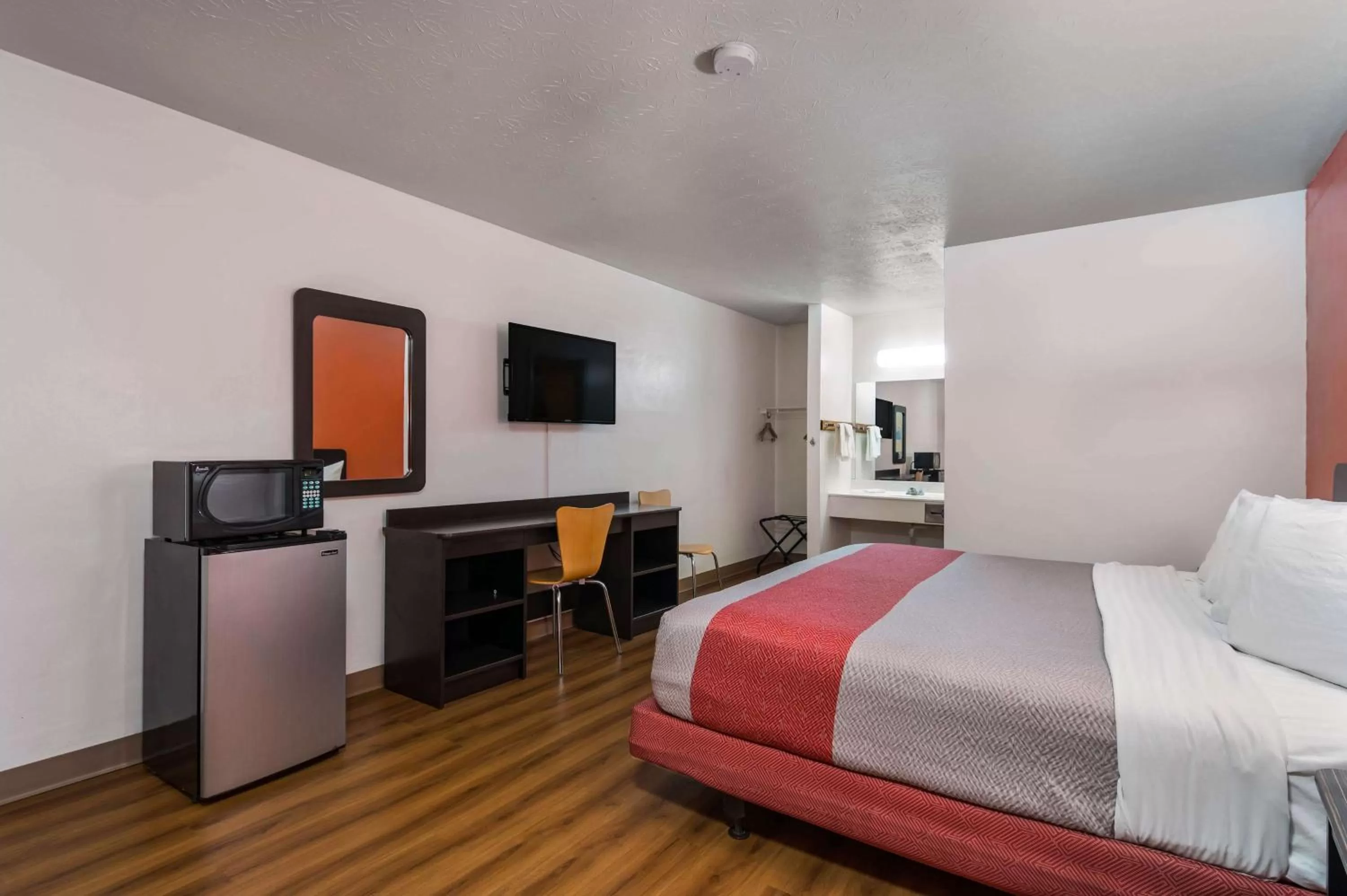 TV and multimedia, Bed in Motel 6-Attalla, AL